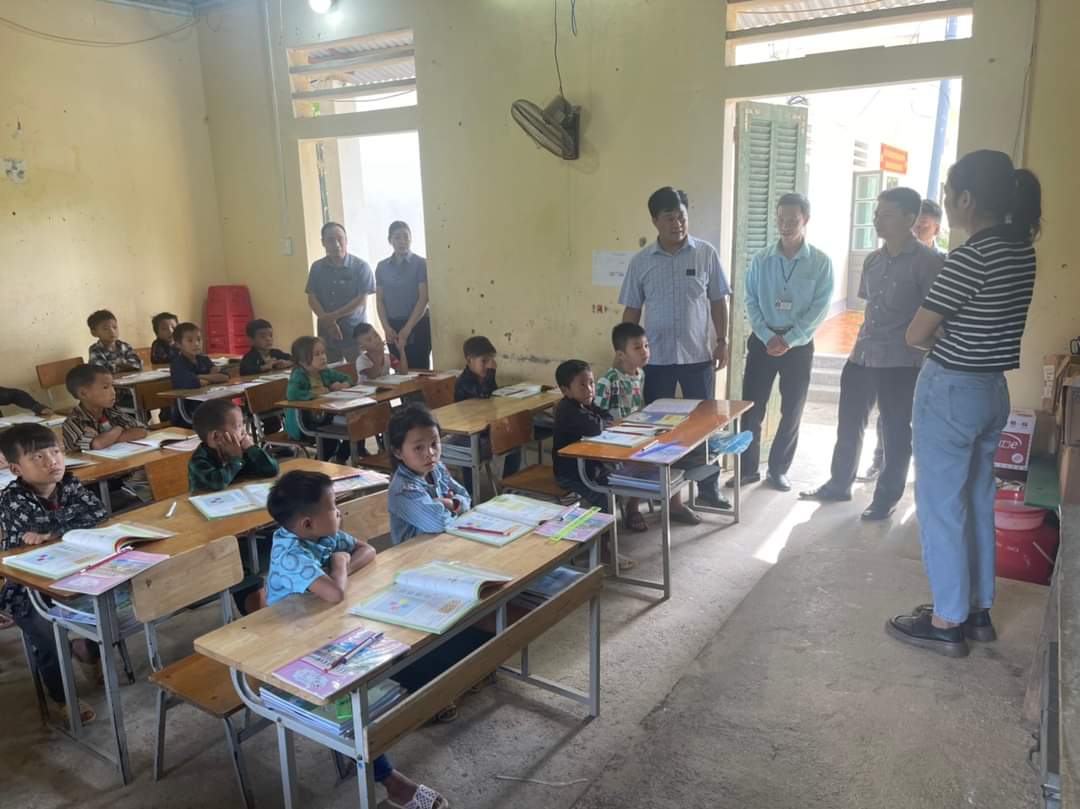 Đồng chí Phó chủ tịch UBND huyện, Ngô Mạnh Cường kiểm tra công tác giáo dục tại các trường học trên địa bàn xã Tát Ngà.