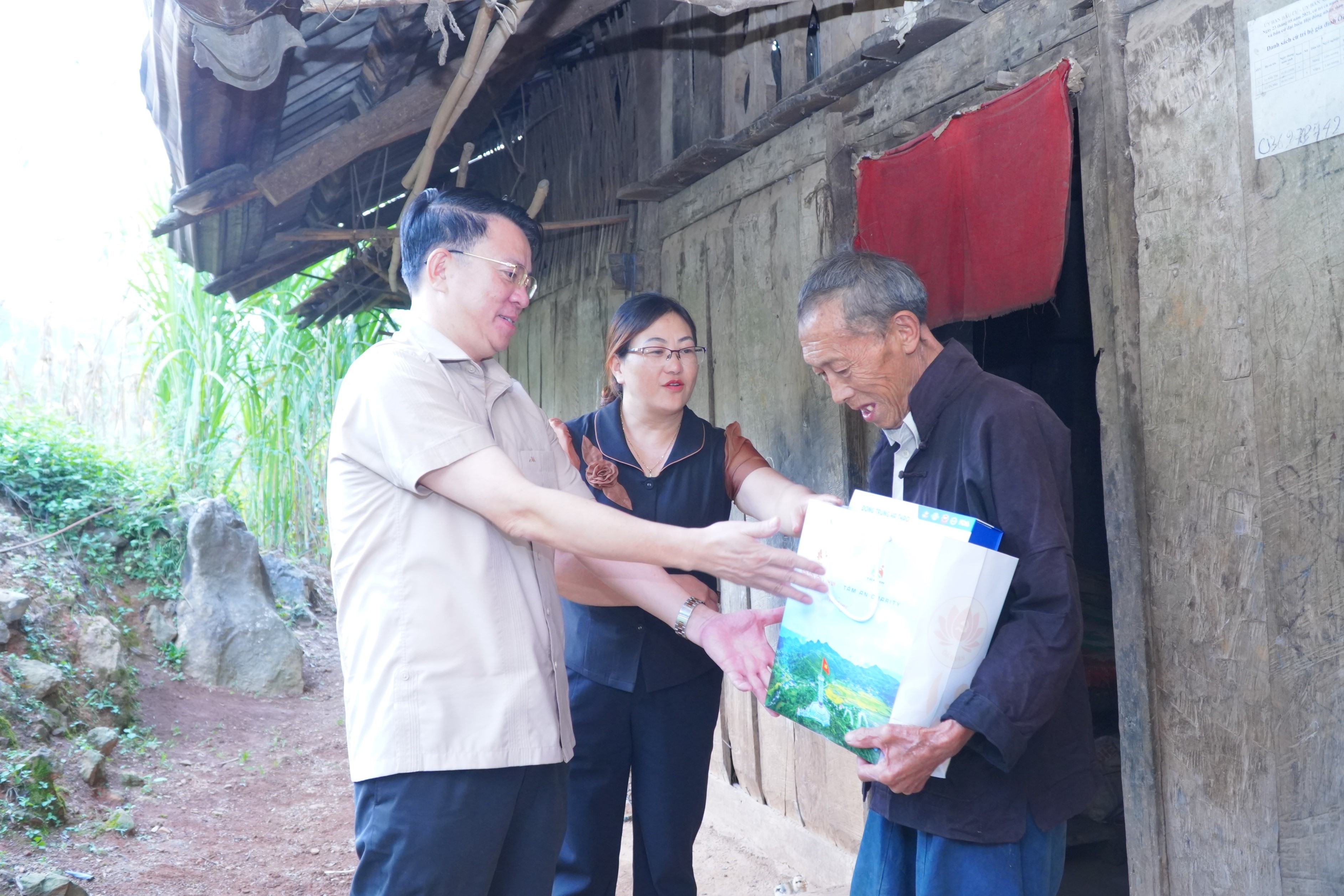 Trưởng Ban Dân vận Tỉnh ủy Trần Mạnh Lợi, thăm, tặng quà người cao tuổi trên địa bàn huyện Mèo Vạc