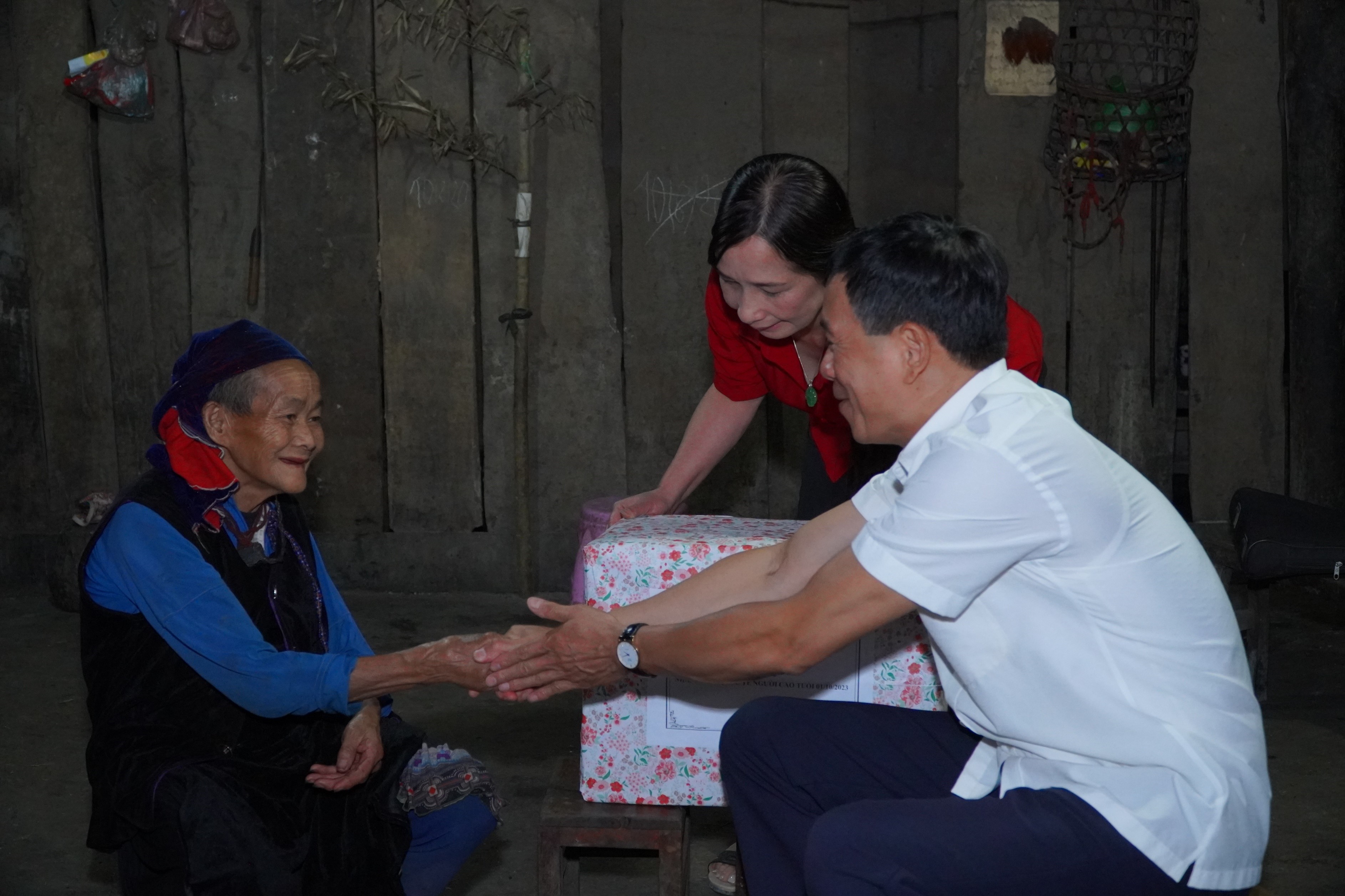 Bí thư Huyện ủy Phạm Văn Tú thăm, tặng quà người cao tuổi xã Pải Lủng