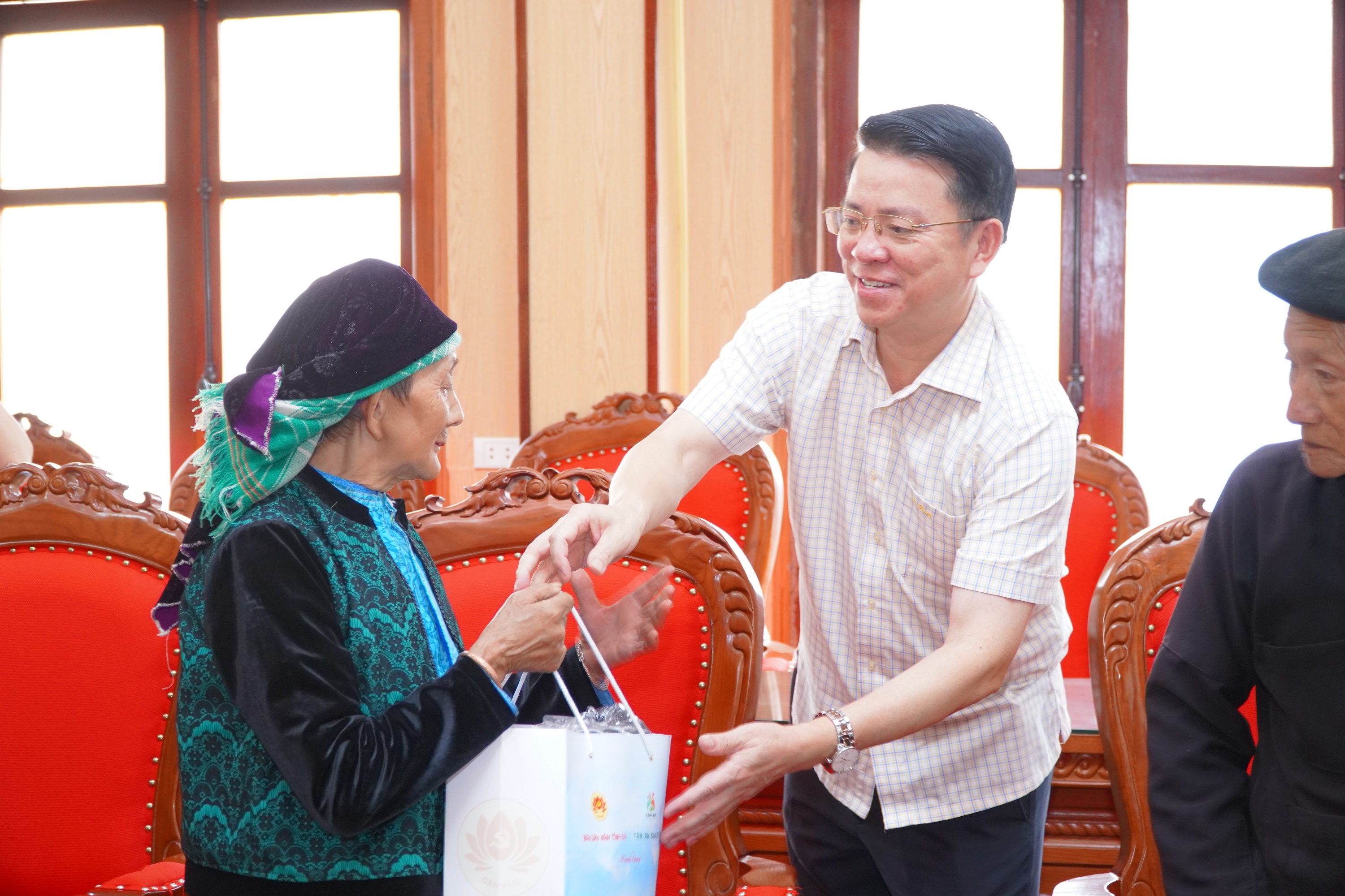 Trưởng Ban Dân vận Tỉnh ủy Trần Mạnh Lợi tặng quà người cao tuổi trên địa bàn huyện Mèo Vạc