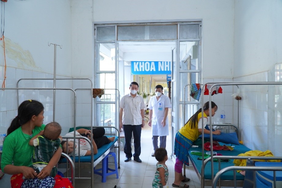 Trưởng Ban Dân vận Tỉnh ủy Trần Mạnh Lợi làm việc với ngành Y tế huyện Mèo Vạc