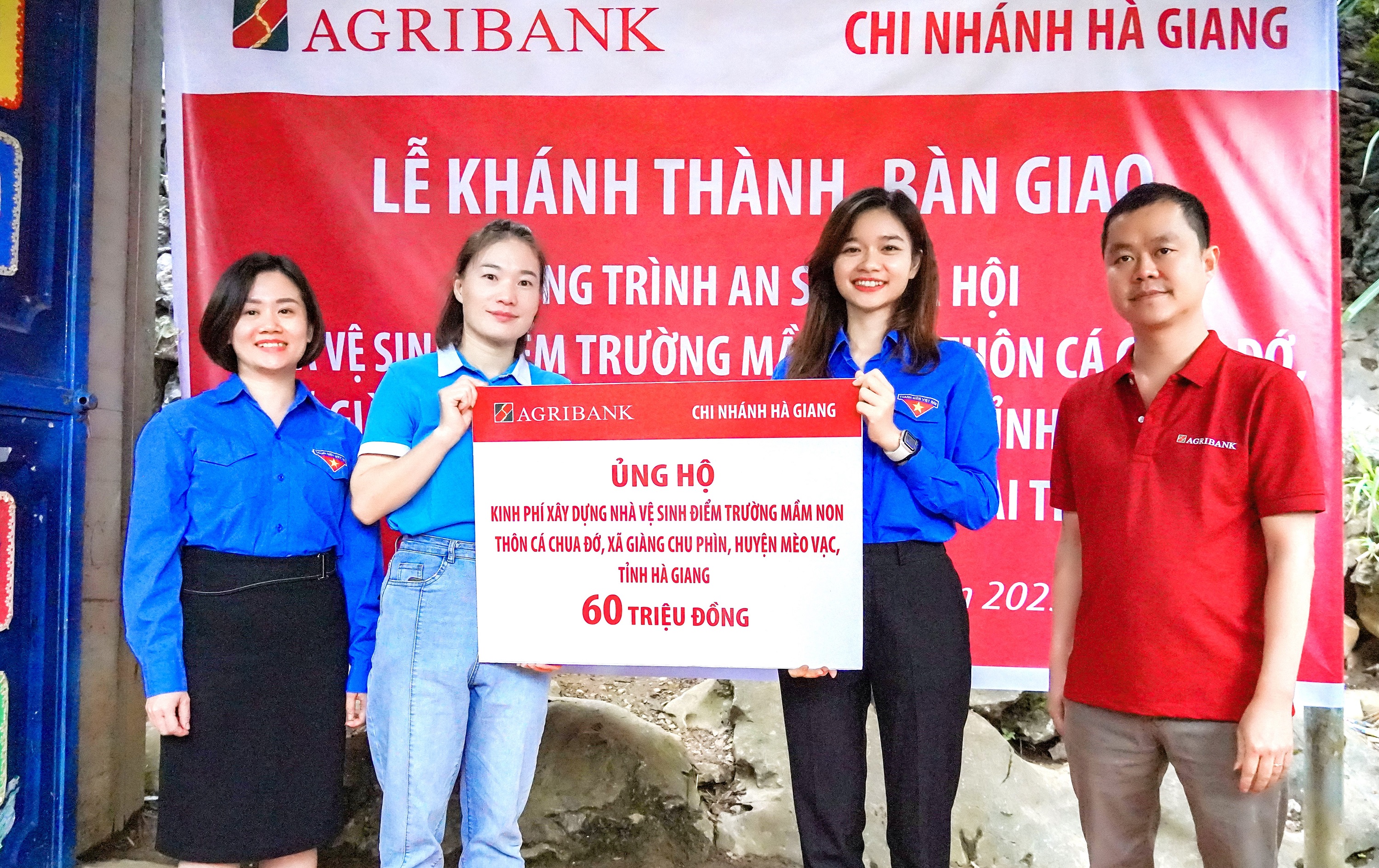 Agribank Hà Giang bàn giao công trình nhà vệ sinh tại Mèo Vạc