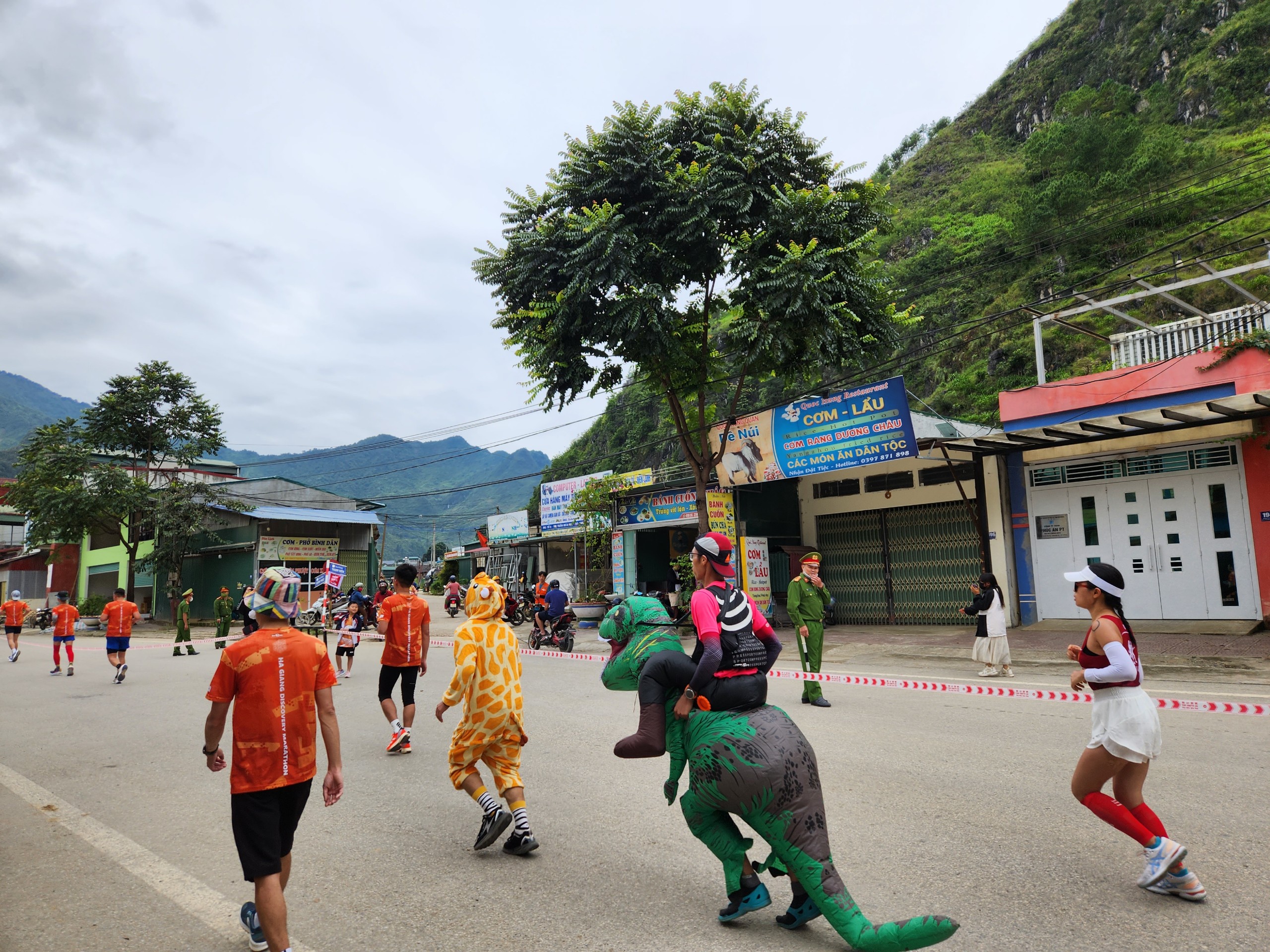 Những hình ảnh ấn tượng, giàu cảm xúc tại Giải Marathon quốc tế  “Chạy trên cung đường Hạnh Phúc” tỉnh Hà Giang năm 2023