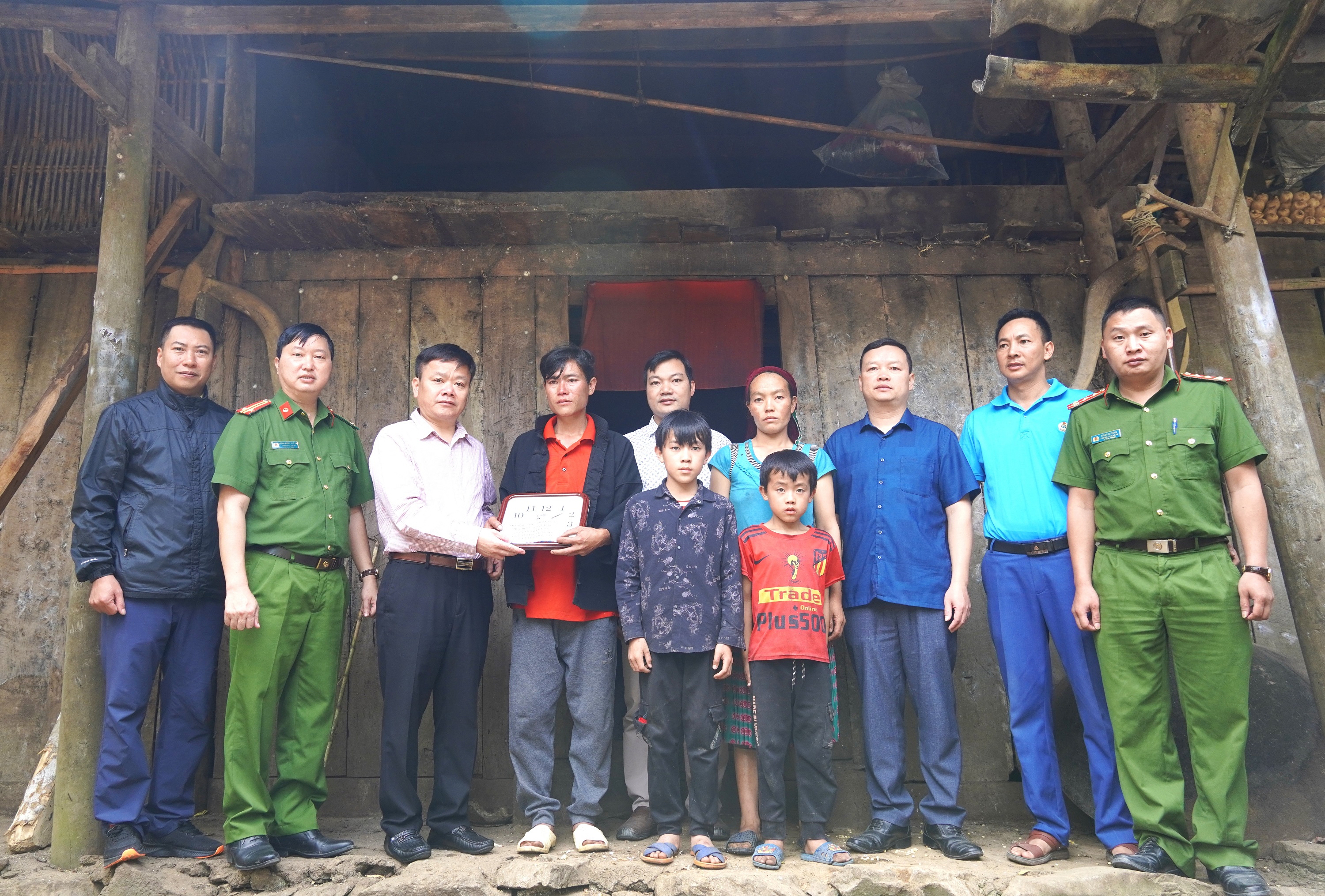 Đồng chí Chủ tịch UBND huyện thăm hỏi, động viên hộ gia đình từ bỏ tà đạo tại xã Sủng Trà