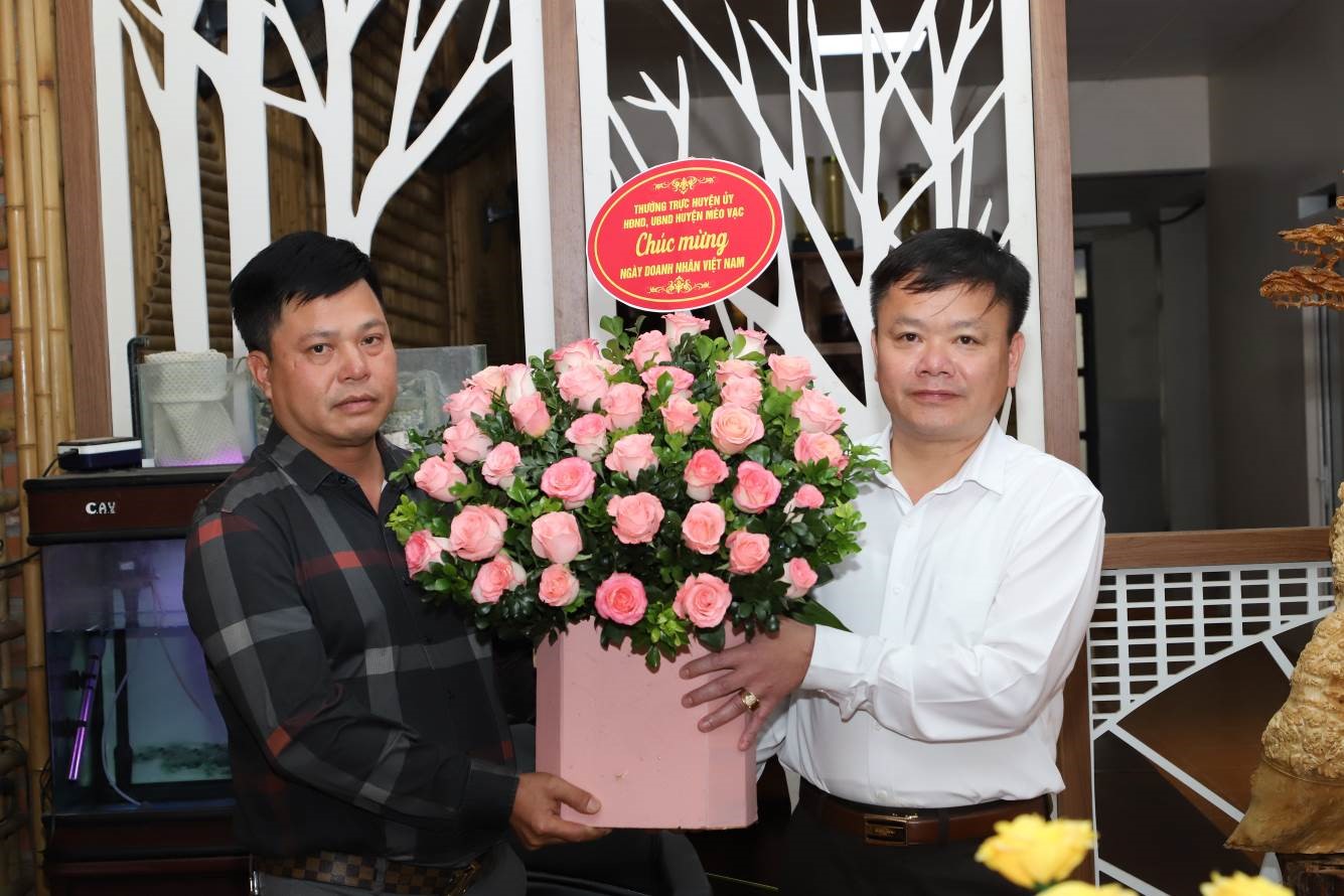 Chủ tịch UBND huyện chúc mừng ngày Doanh nhân Việt Nam