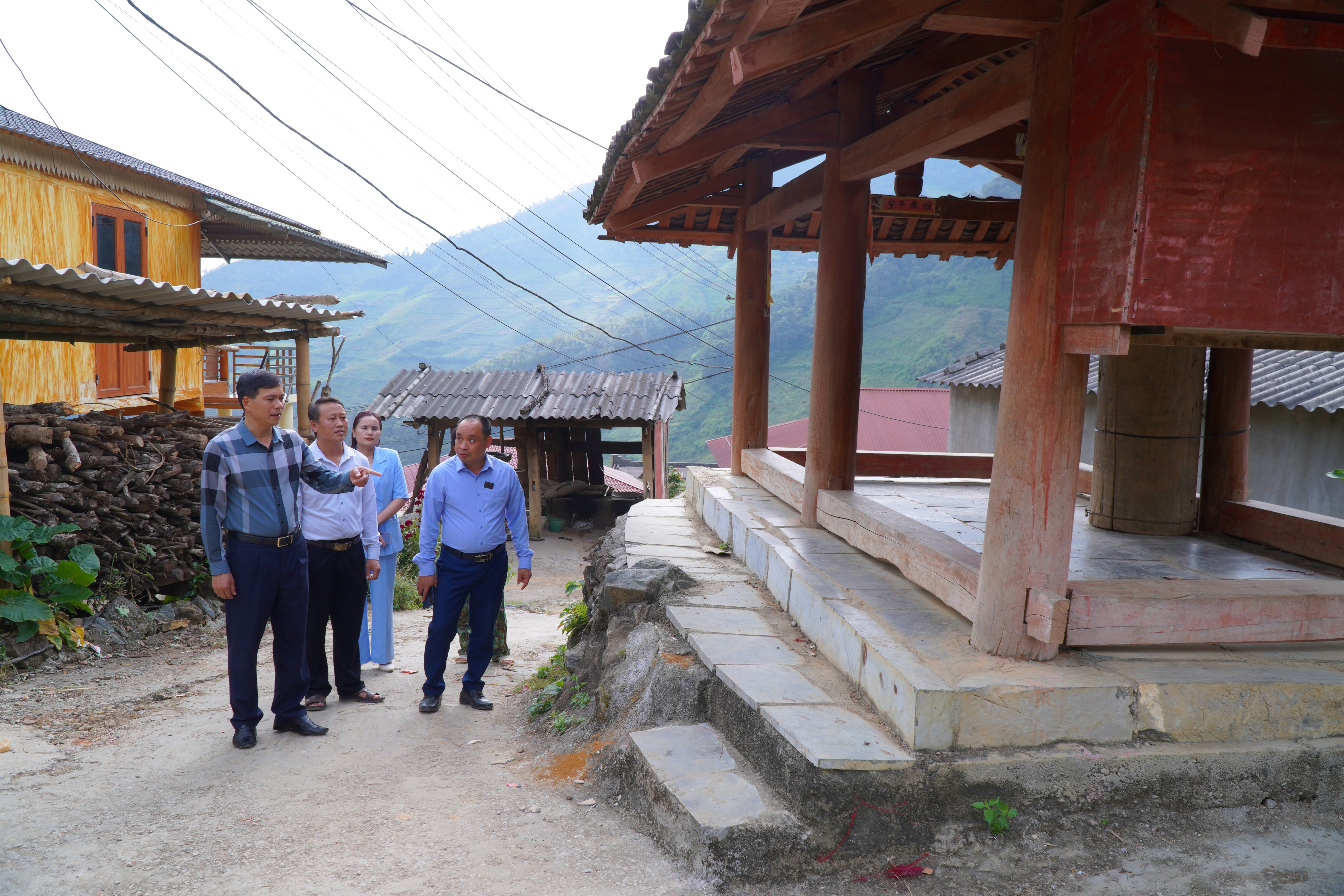 Lãnh đạo huyện thăm, kiểm tra hoạt động của Làng Văn hóa du lịch cộng đồng thôn Tát Ngà