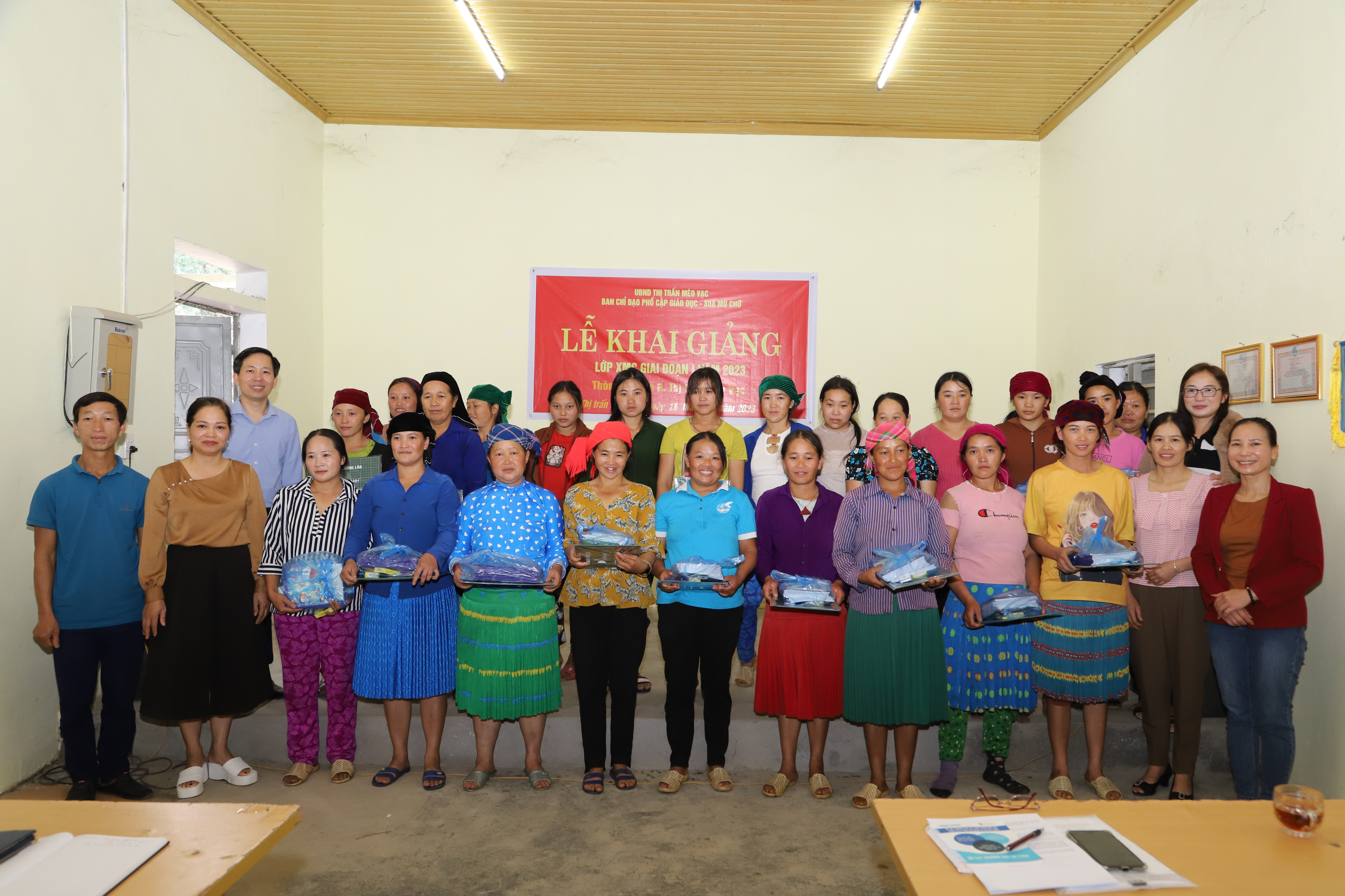 Khai giảng các lớp học xóa mù chữ cho đồng bào dân tộc Mông