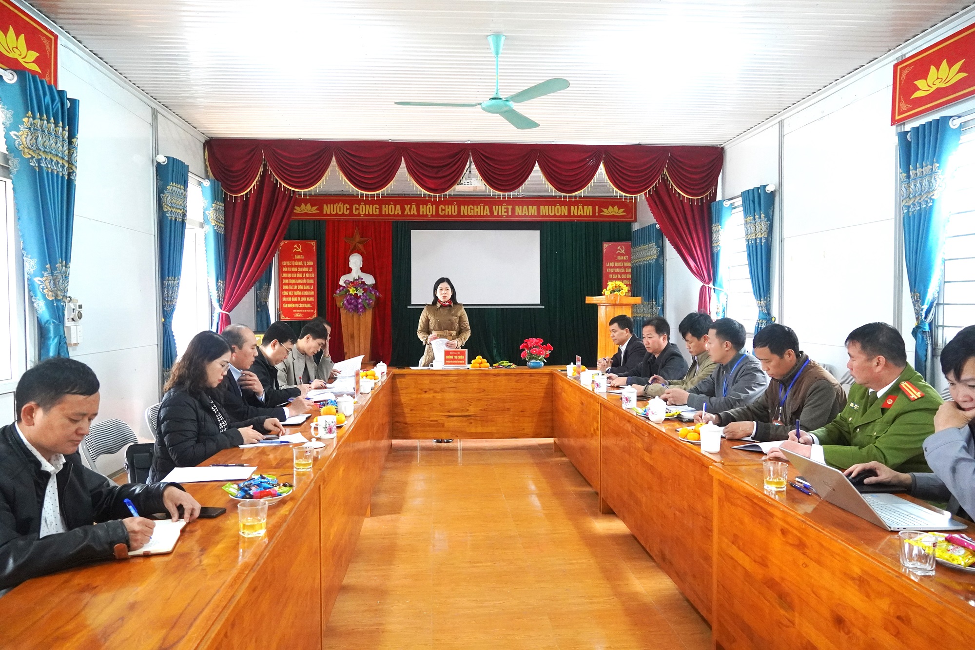 Đồng chí Chúng Thị Chiên, Phó Chủ tịch Thường trực Hội đồng nhân dân tỉnh giám sát tại xã Cán Chu Phìn, Lũng Pù.