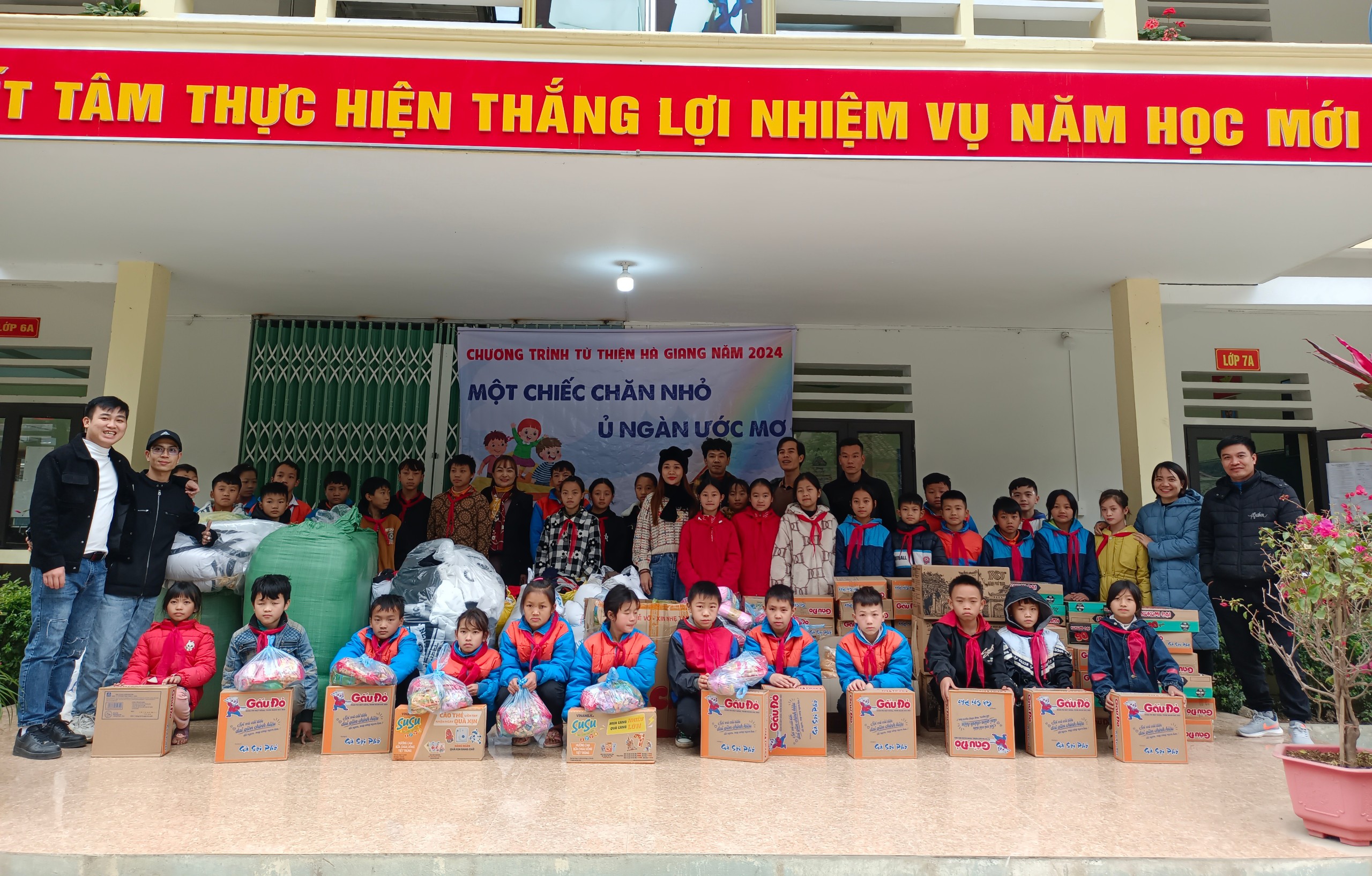 Công ty ngành nhựa Bắc-Trung-Nam tặng quà cho học sinh Mèo Vạc
