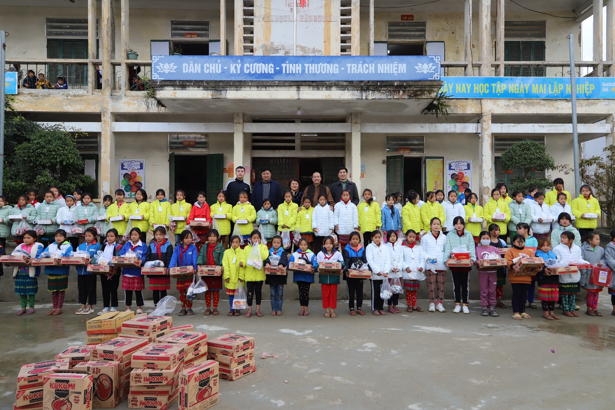 Chùa Sùng Nghiêm (Hải Dương) tặng quà cho hộ nghèo, học sinh xã Lũng Pù
