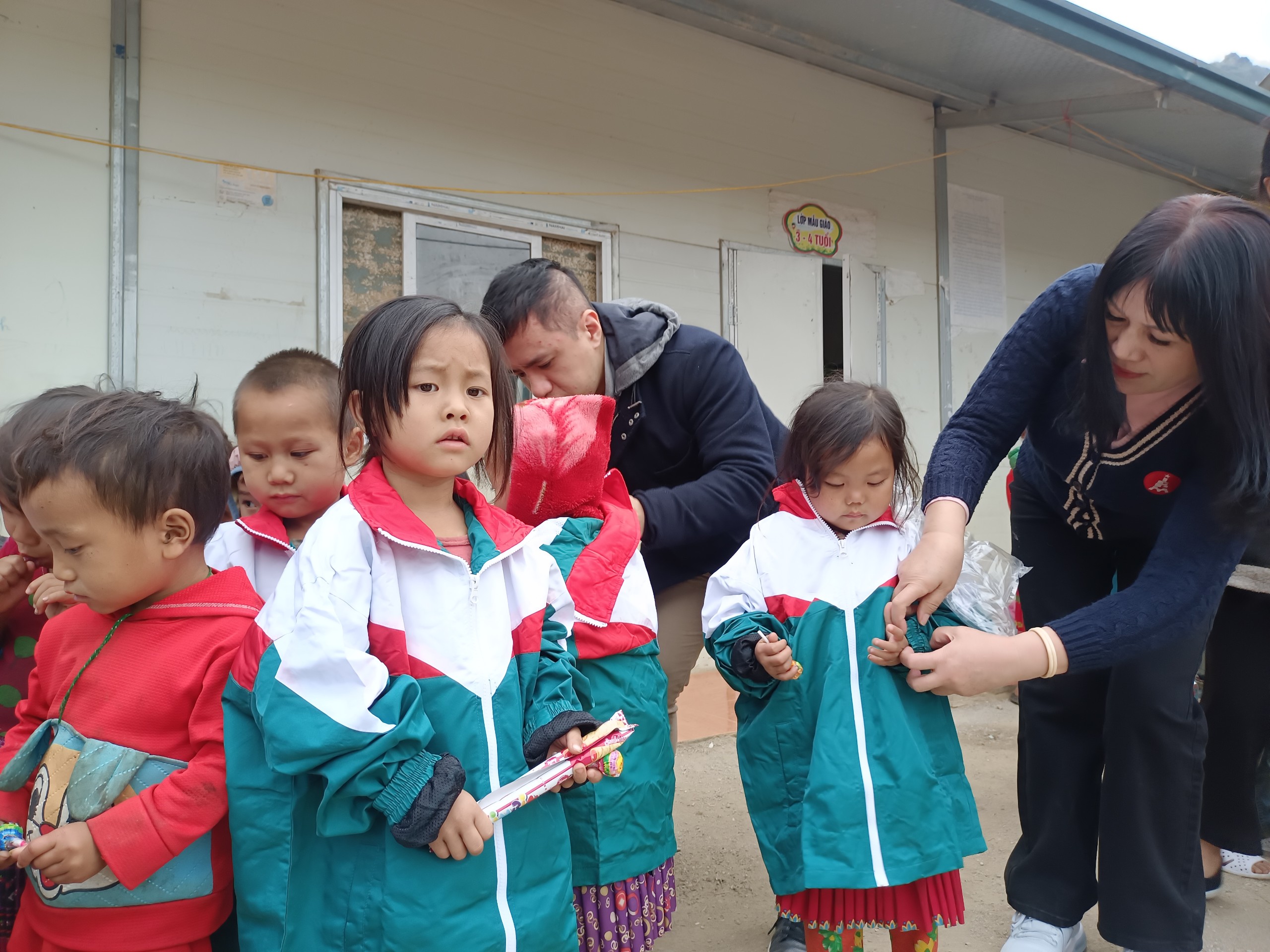 Trường Marie Curie Hà Nội tặng quà và kiểm tra rừng trồng tại xã Khâu Vai