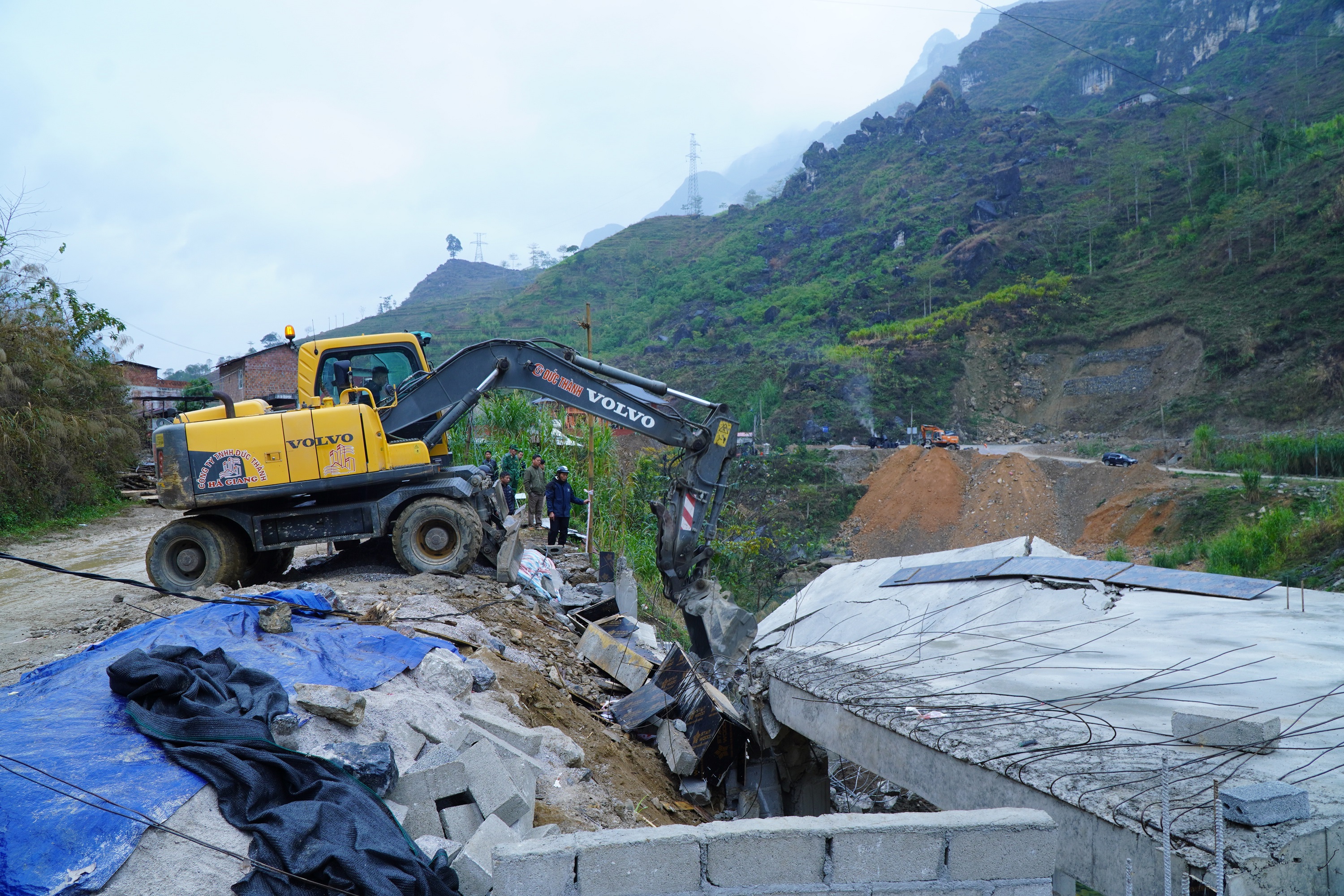 Hộ dân tự nguyện tháo dỡ công trình xây dựng trái phép