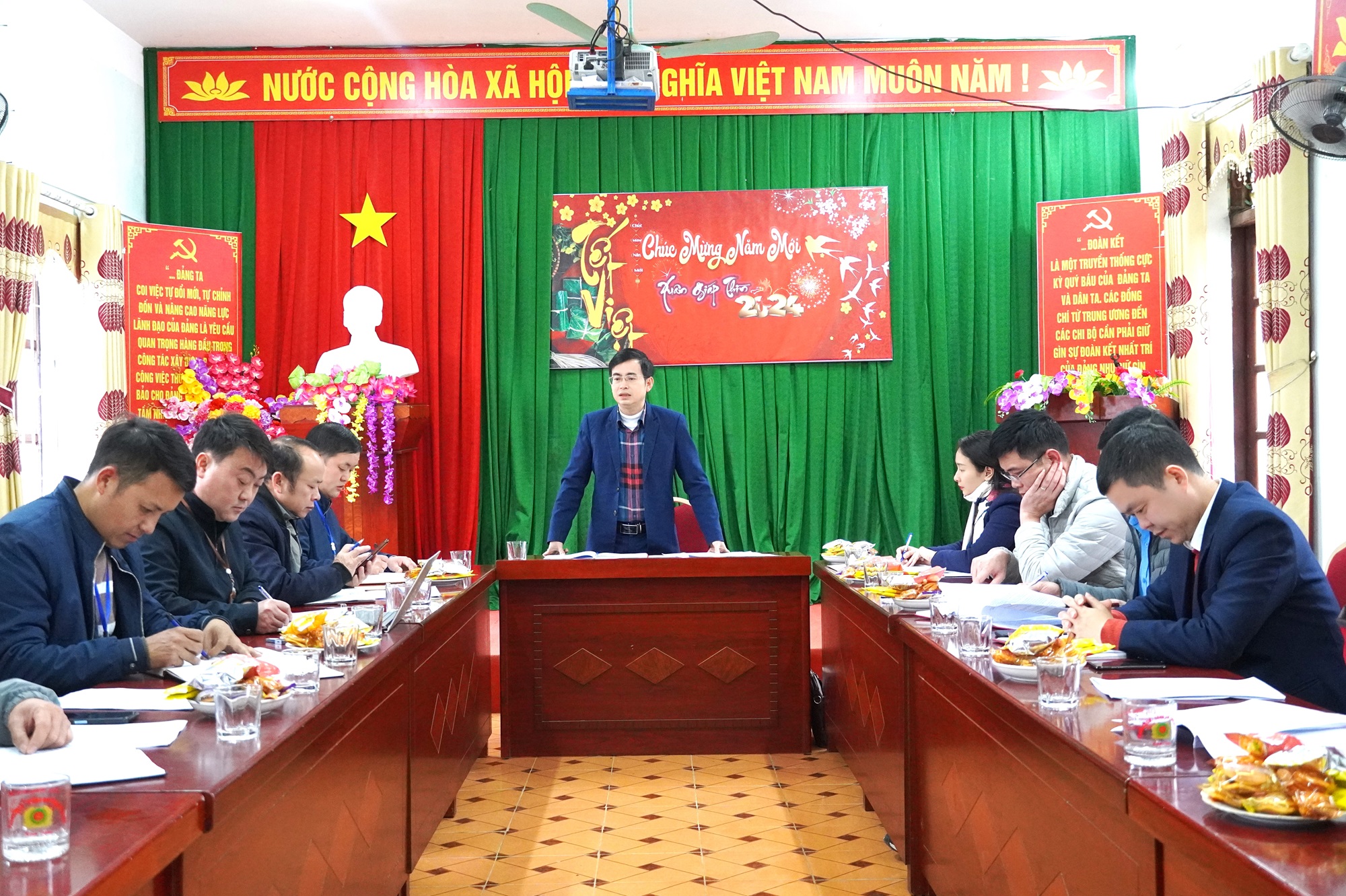 Ngân hàng Nhà nước chi nhánh tỉnh Hà Giang trao tặng quà Tết hộ nghèo tại xã Lũng Pù