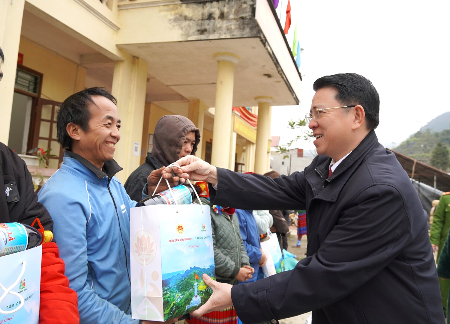 Trưởng Ban Dân vận Tỉnh ủy trao tặng quà hộ nghèo huyện Mèo Vạc