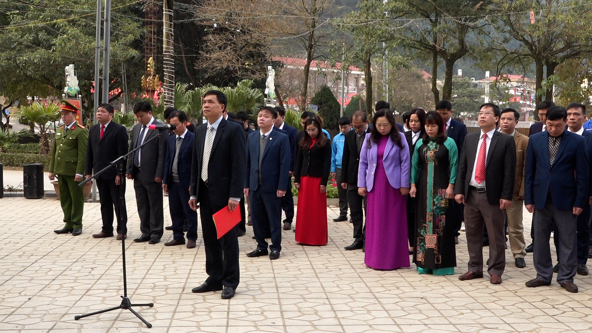 Các đồng chí lãnh đạo huyện Mèo Vạc dâng hương tượng đài Bác Hồ nhân kỷ niệm ngày thành lập Đảng