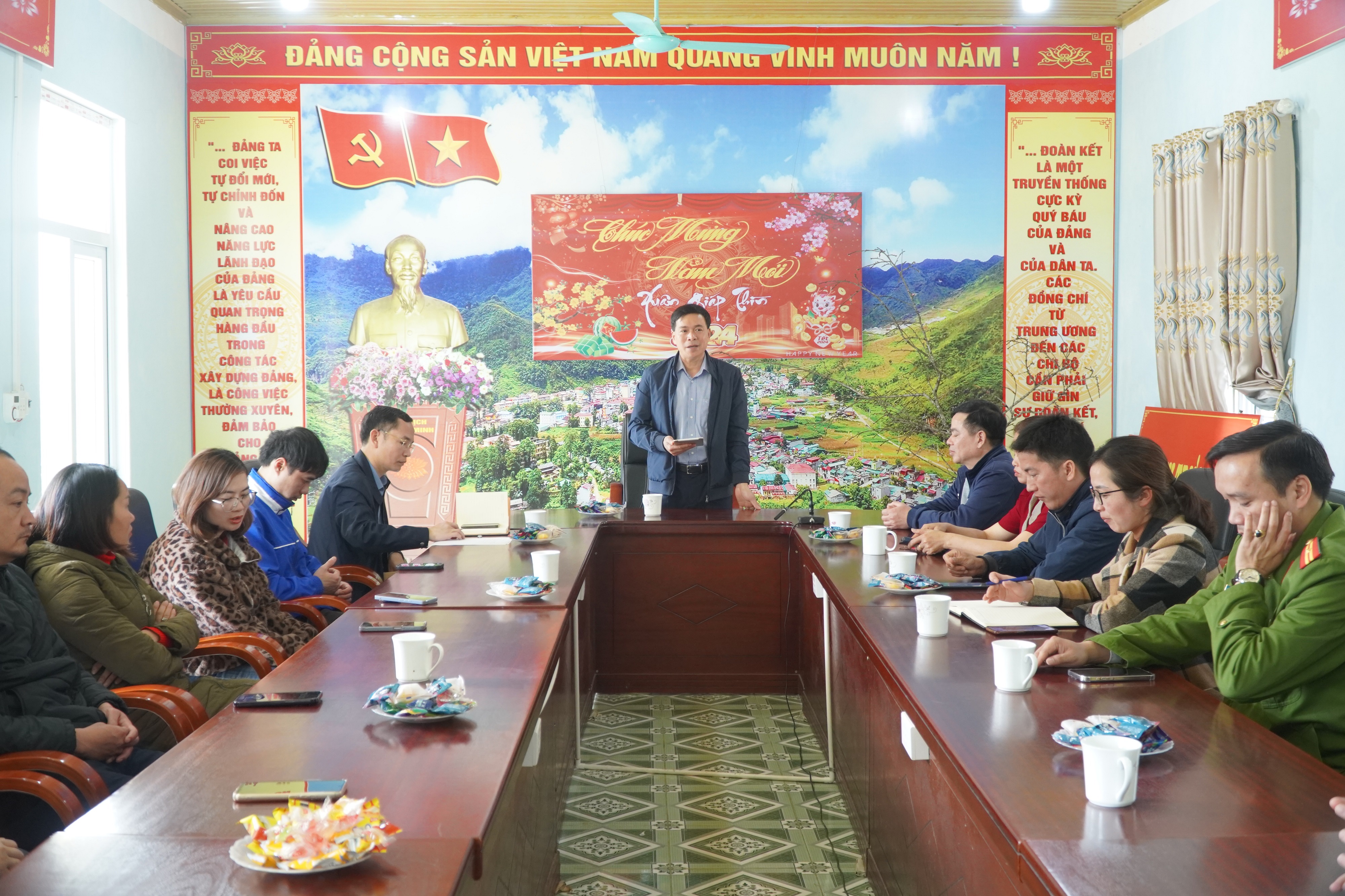 Đồng chí Bí thư Huyện ủy Phạm Văn Tú kiểm tra, nắm tình hình sau Tết