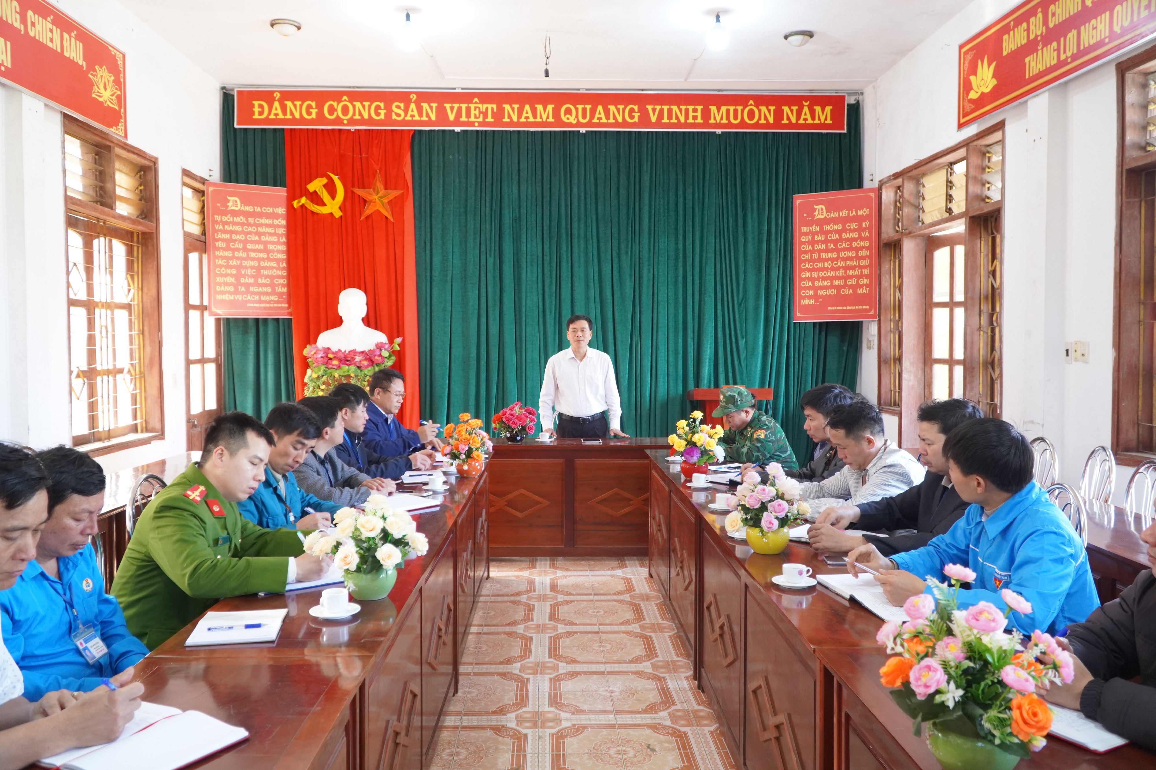 Bí thư Huyện ủy kiểm tra tình hình sau tết tại xã Xín Cái