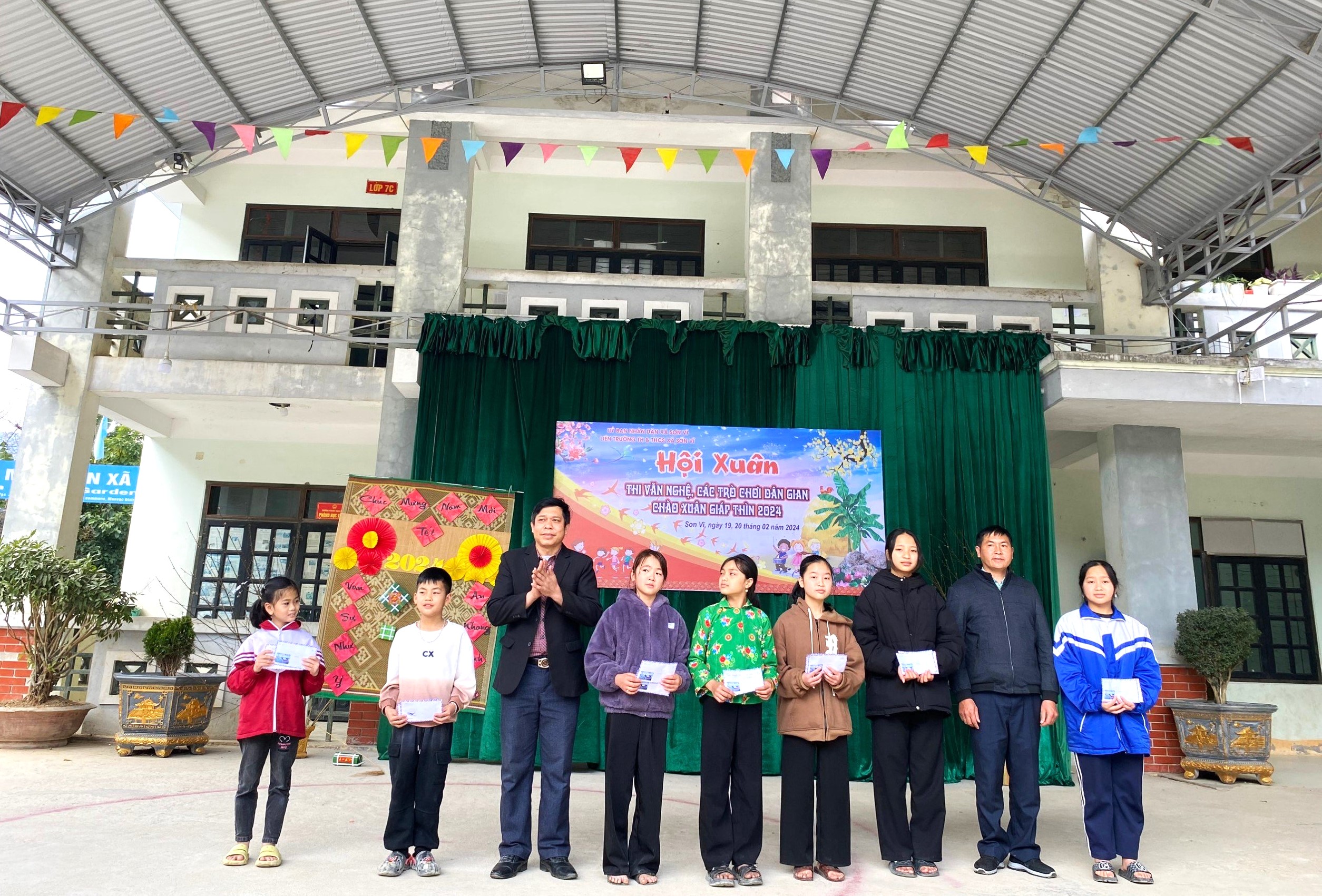 Xã Sơn Vĩ tổ chức các hoạt động thu hút học sinh quay lại trường học sau kỳ nghỉ Tết