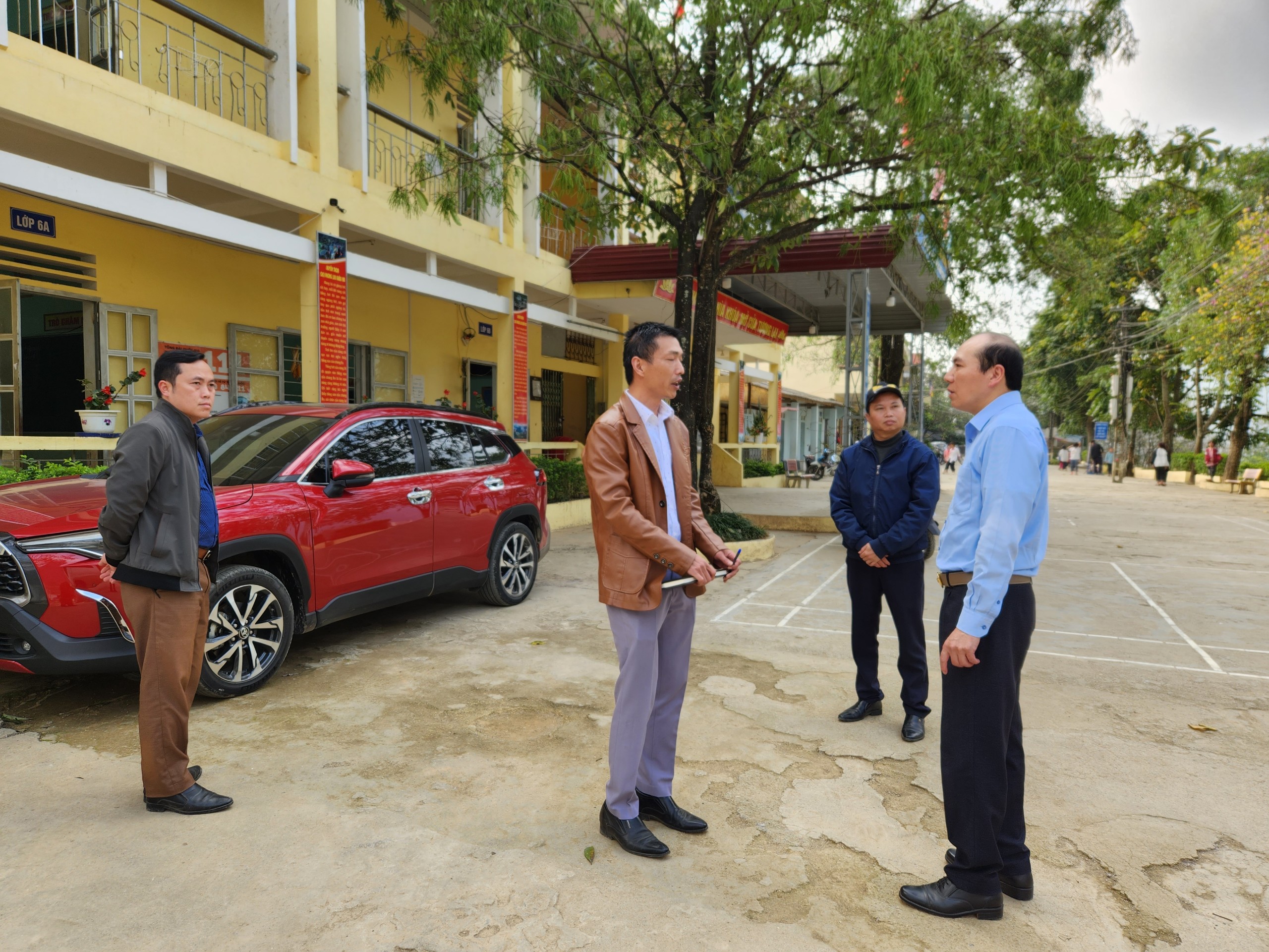 Đồng chí Phàn Quẩy Vảng, Phó chủ tịch HĐND huyện kiểm tra  tình hình kinh tế -xã hội tại xã Khâu Vai