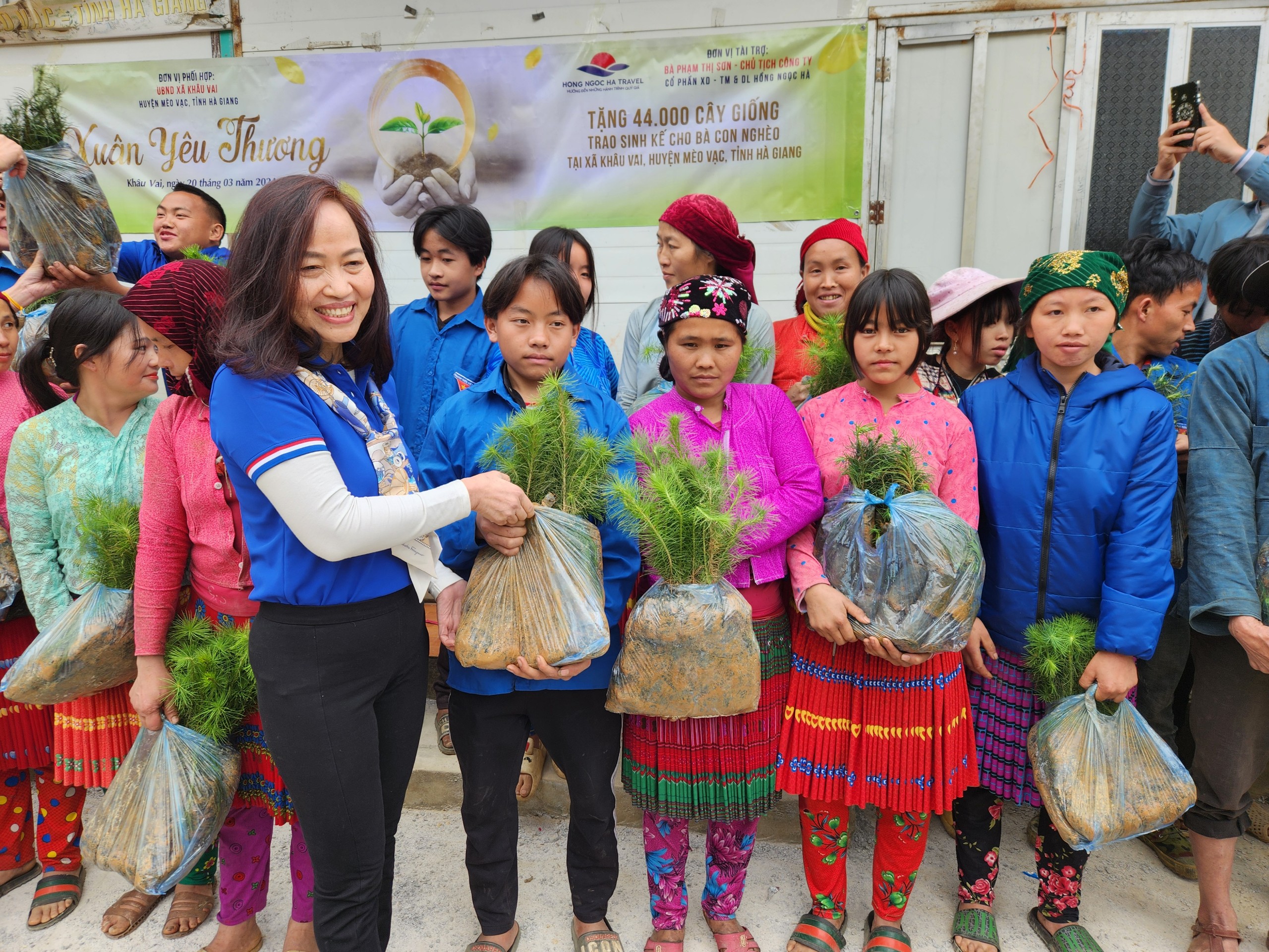 Công ty Cổ phần Xây dựng-Thương mại và Du lịch Hồng Ngọc Hà trao tặng hơn 4 vạn cây giống cho nhân dân xã Khâu Vai