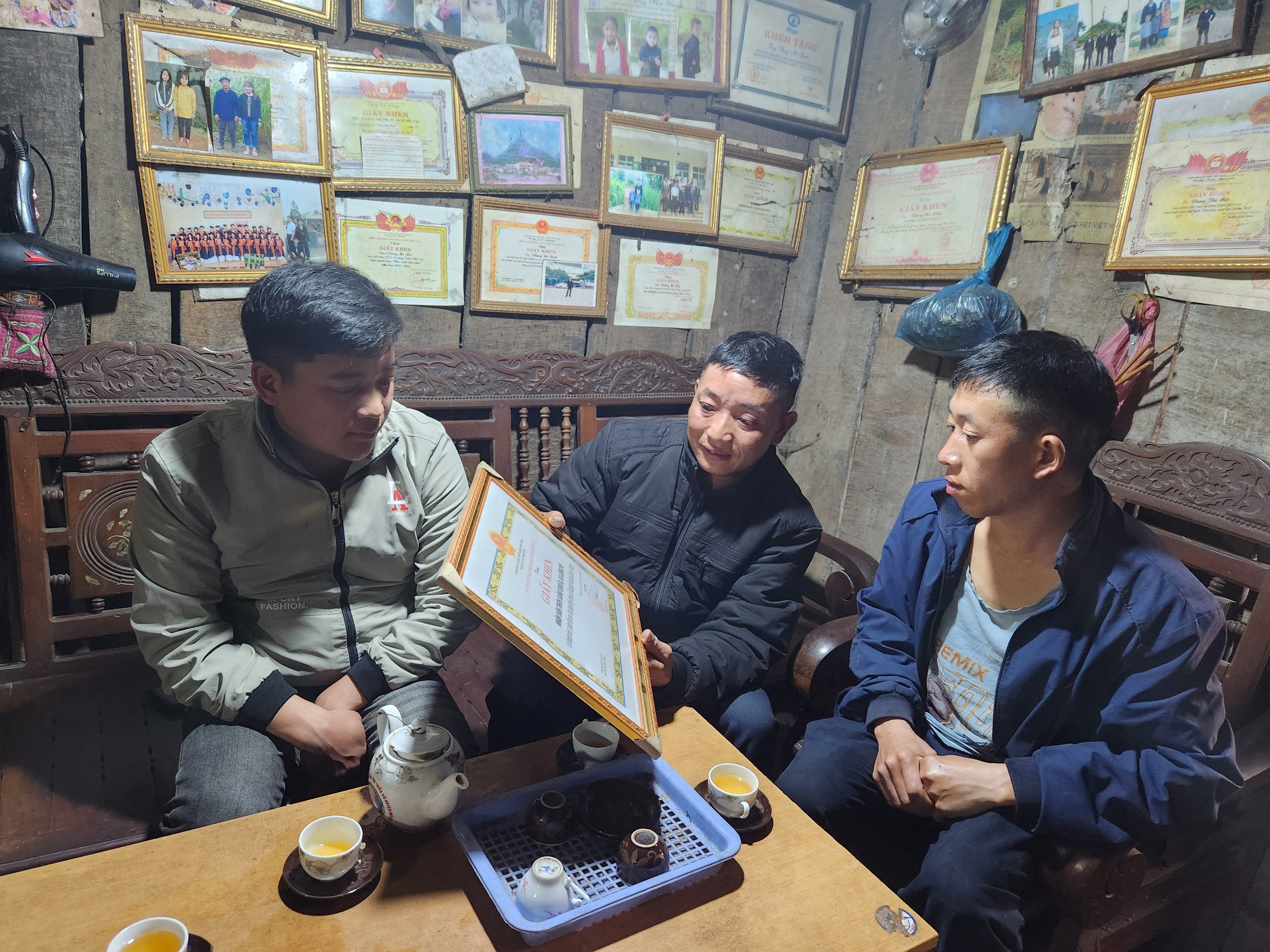 Trưởng thôn dân tộc Mông có 3 con học đại học