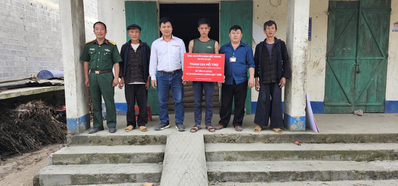 Viettel Hà Giang hỗ trợ xi măng, đèn năng lượng mặt trời cho các hộ nghèo tại huyện Mèo Vạc
