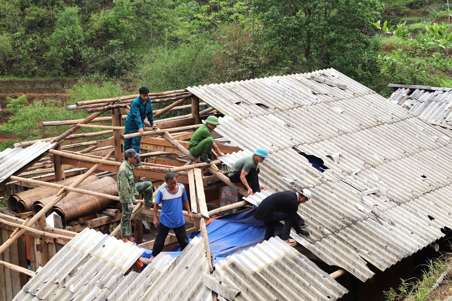 Huyện Mèo Vạc: Lực lượng vũ trang giúp dân khắc phục hậu quả do mưa gió