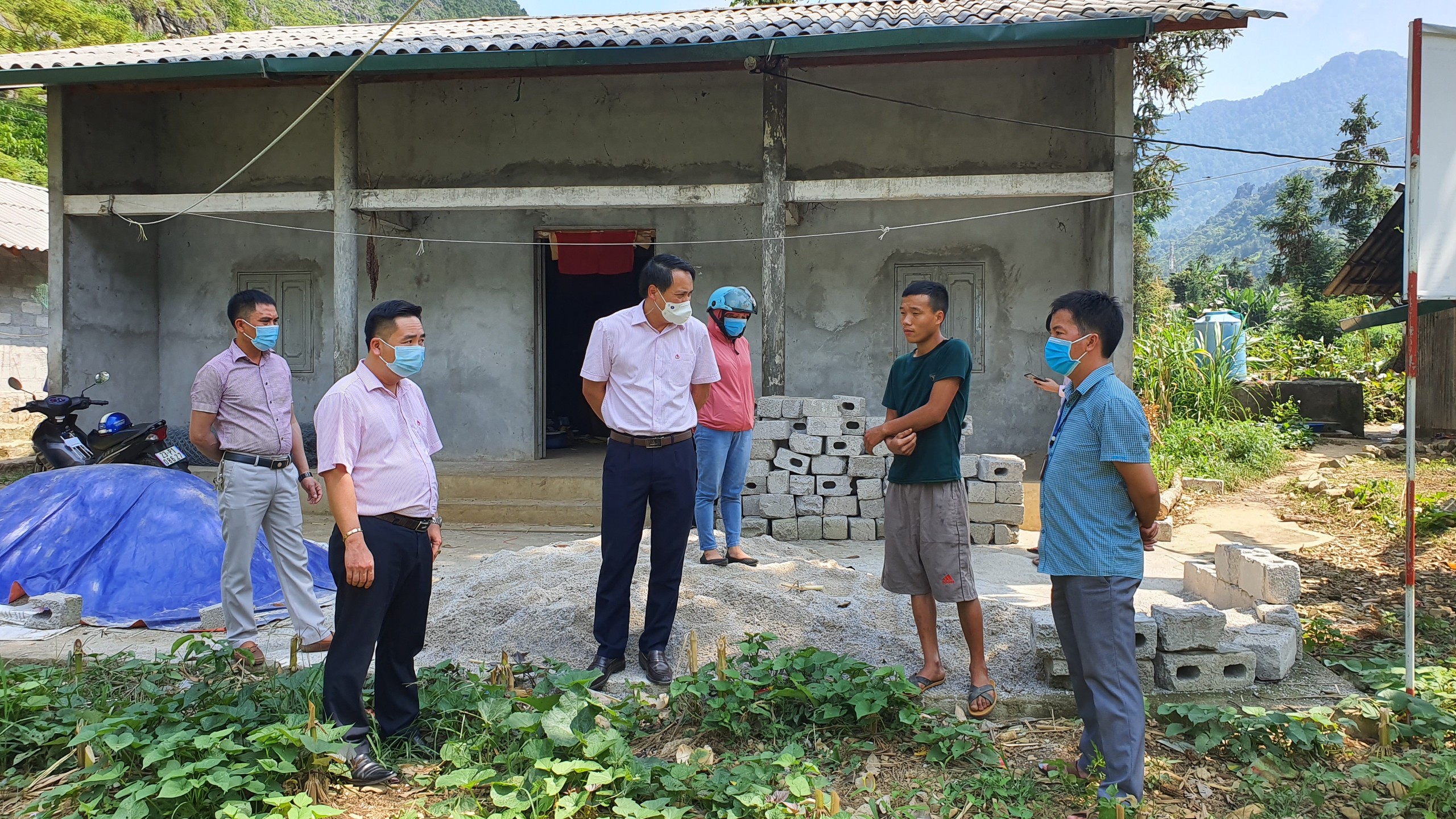 Ngân hàng CSXH tỉnh kiểm tra cải tạo vườn tạp tại huyện Mèo Vạc