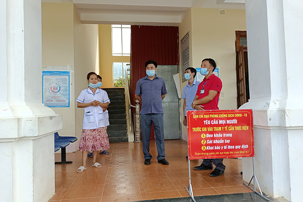 Đồng chí Ngô Mạnh Cường, Phó Chủ tịch UBND huyện kiểm tra tại Trạm Y tế xã Thượng Phùng