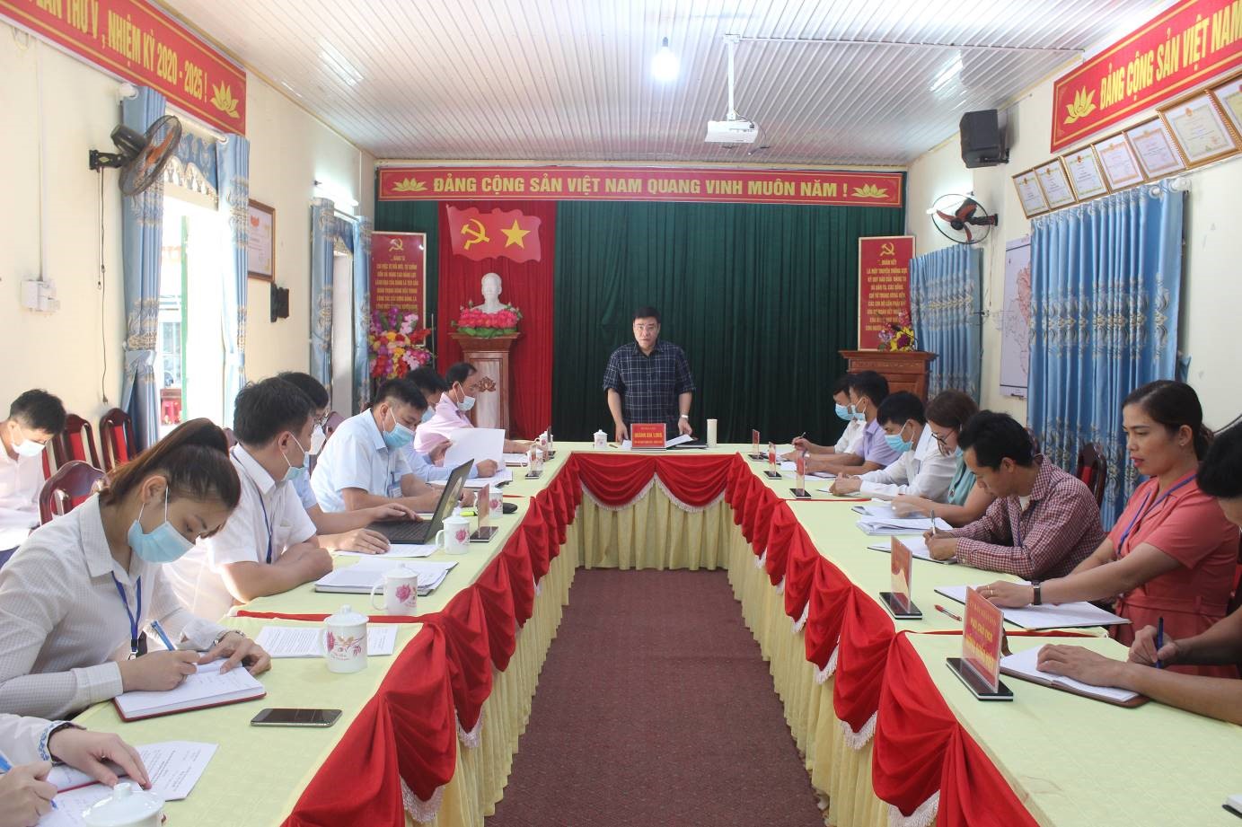 Đồng chí Hoàng Gia Long, Phó Chủ tịch Thường trực UBND tỉnh kiểm tra công tác cải cách hành chính tại huyện