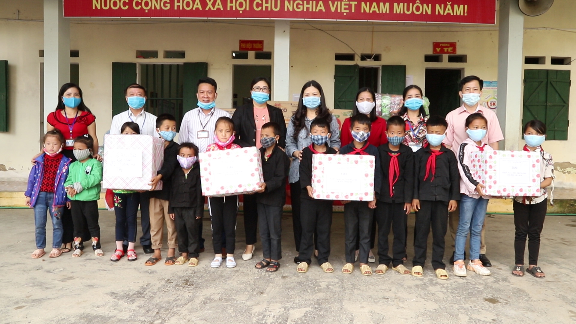 Bí thư Huyện ủy tặng quà Trung thu cho các em học sinh liên trường xã Tả Lủng
