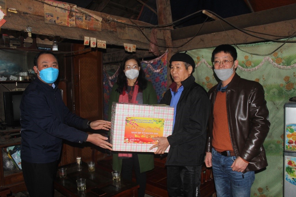 Phó Chủ tịch UBND tỉnh thăm, tặng quà Tết tại huyện Mèo Vạc