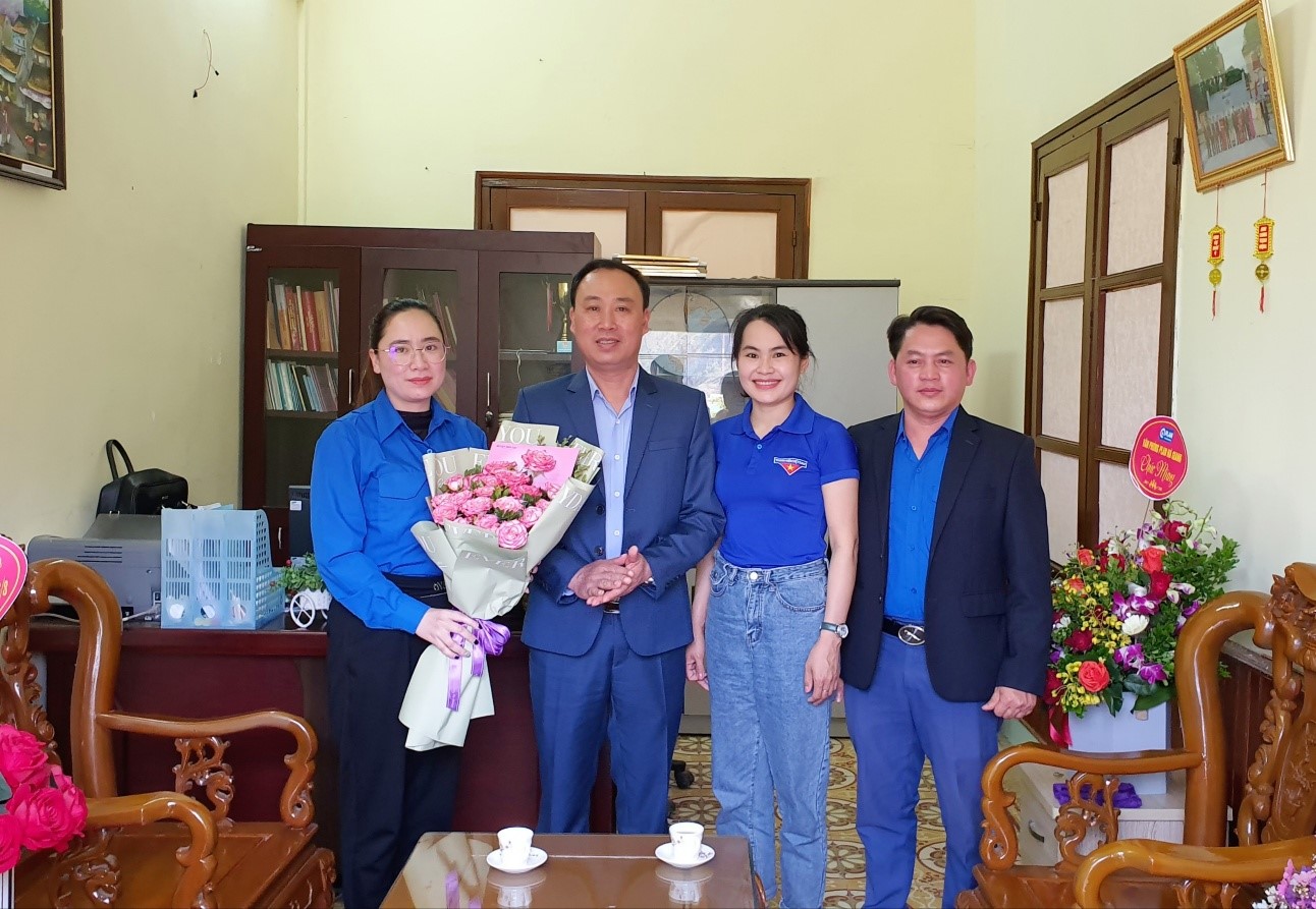 Lãnh đạo huyện Mèo Vạc thăm, chúc mừng Huyện đoàn nhân ngày thành lập Đoàn TNCS Hồ Chí Minh