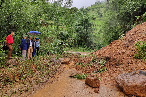 Chủ tịch UBND huyện kiểm tra tình hình sạt lở đất tại xã Tát Ngà