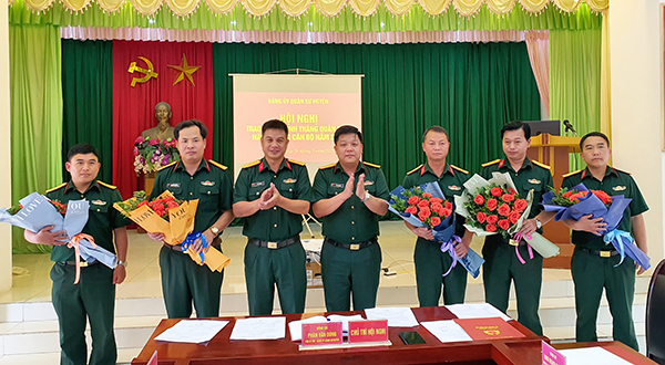 Ban CHQS huyện Mèo Vạc tổ chức trao quyết định thăng quân hàm nâng lương cho sĩ quan, quân nhân chuyên nghiệp