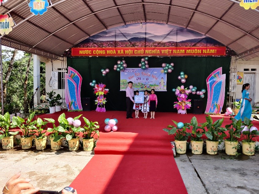 Đồng chí Nguyễn Huy Sắc, Phó Bí thư Huyện ủy, Chủ tịch UBND huyện thăm, tặng quà các cháu thiếu nhi Trường PDTTBT Tiểu học Tả Lủng