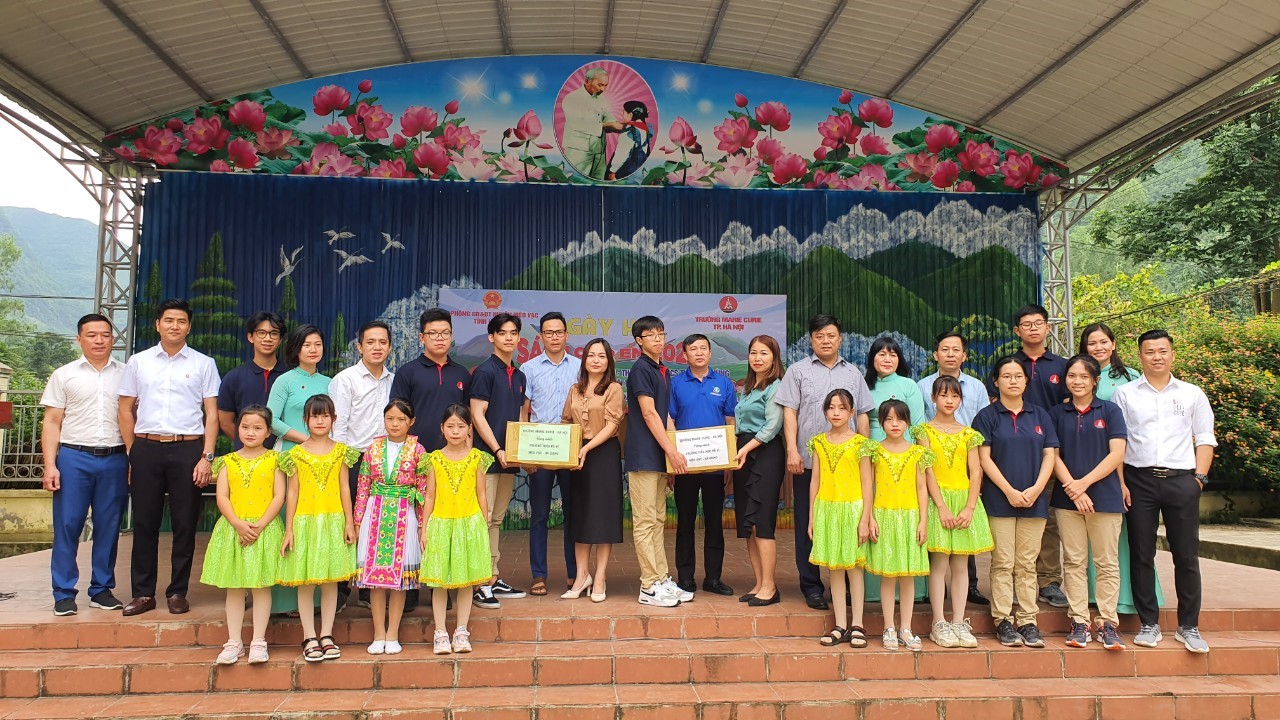 Trao tặng 17.000 quyển sách, truyện cho học sinh huyện Mèo Vạc