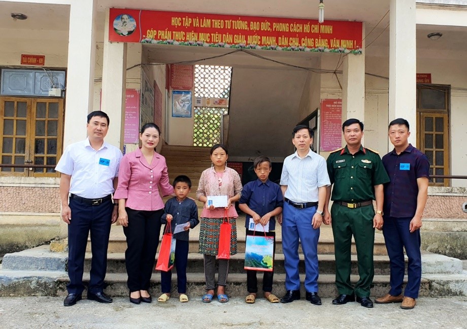 Đồng chí Bí thư Huyện ủy thăm, tặng quà trẻ em mồ côi xã Cán Chu Phìn