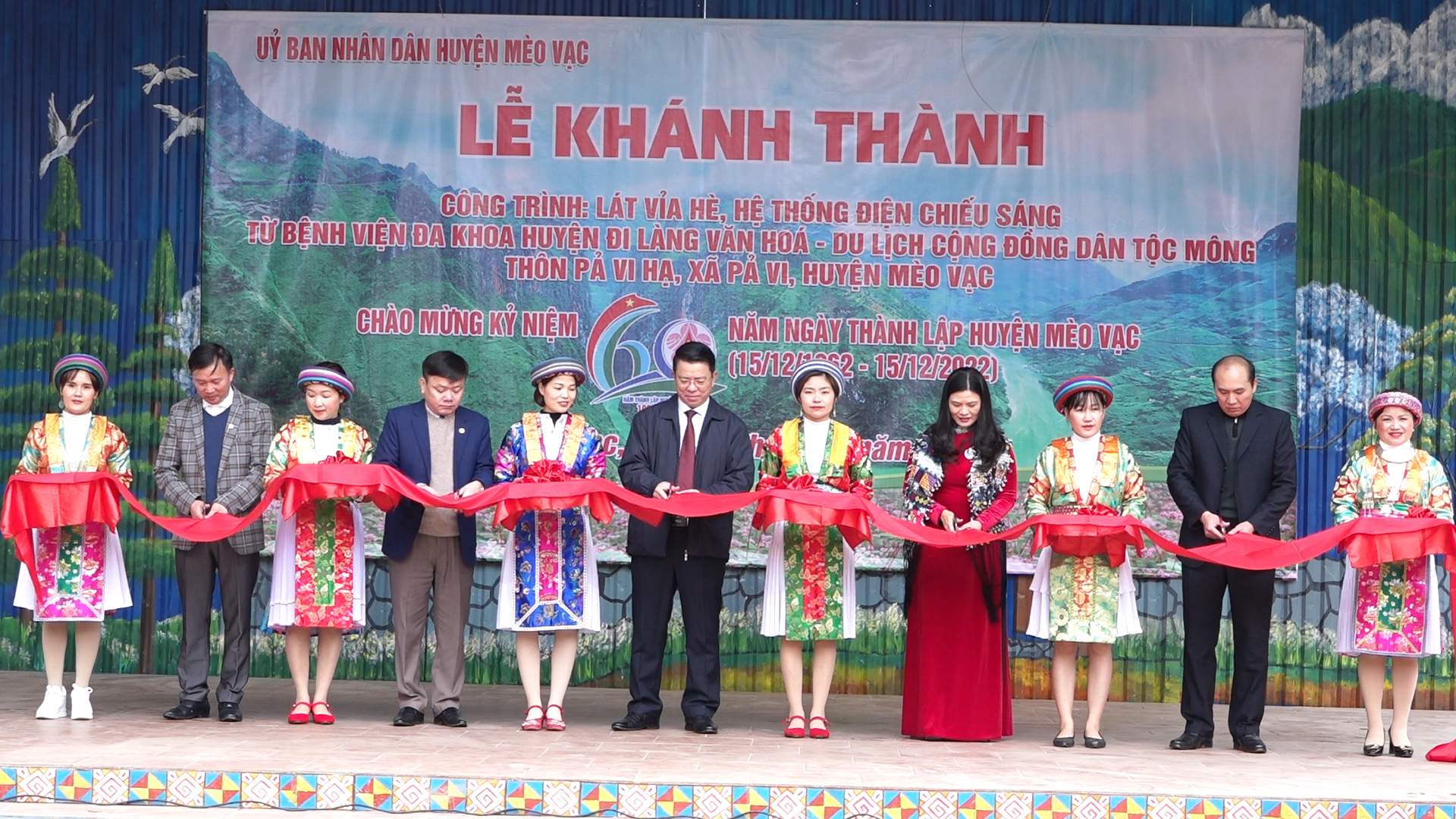 Đồng chí Trần Mạnh Lợi, Trưởng Ban Dân vận Tỉnh ủy cắt băng khánh thành các công trình chào mừng 60 năm ngày thành lập huyện Mèo Vạc