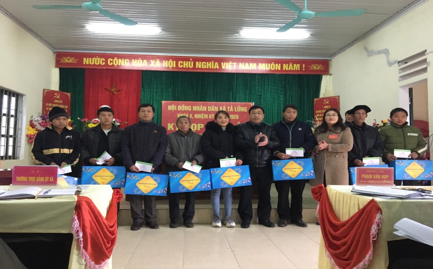 Lãnh đạo Ban Tuyên giáo Huyện uỷ tặng quà cho những người có uy tín tại xã Tả Lủng, huyện Mèo Vạc