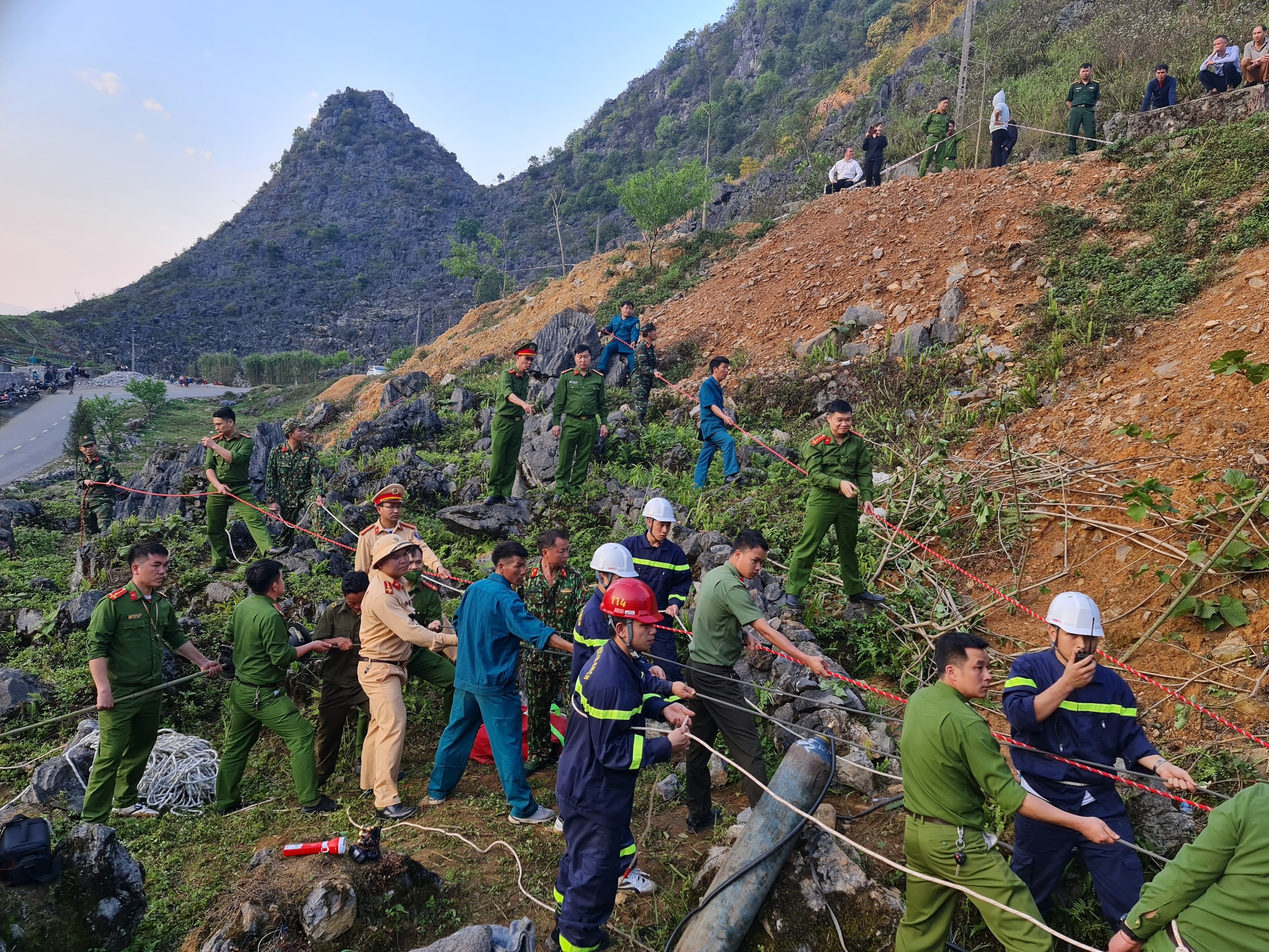 Lực lượng Công an cứu hộ thành công nạn nhân rơi xuống hố sụt tại xã Pải Lủng, huyện Mèo Vạc