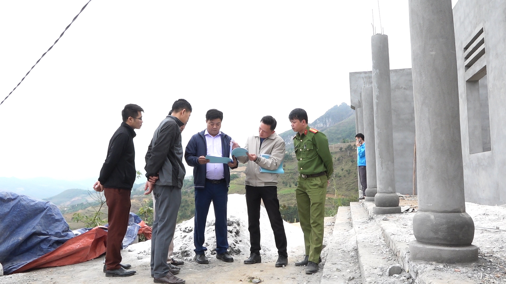 Lãnh đạo huyện Mèo Vạc kiểm tra các công trình đặc thù tại xã Niêm Tòng
