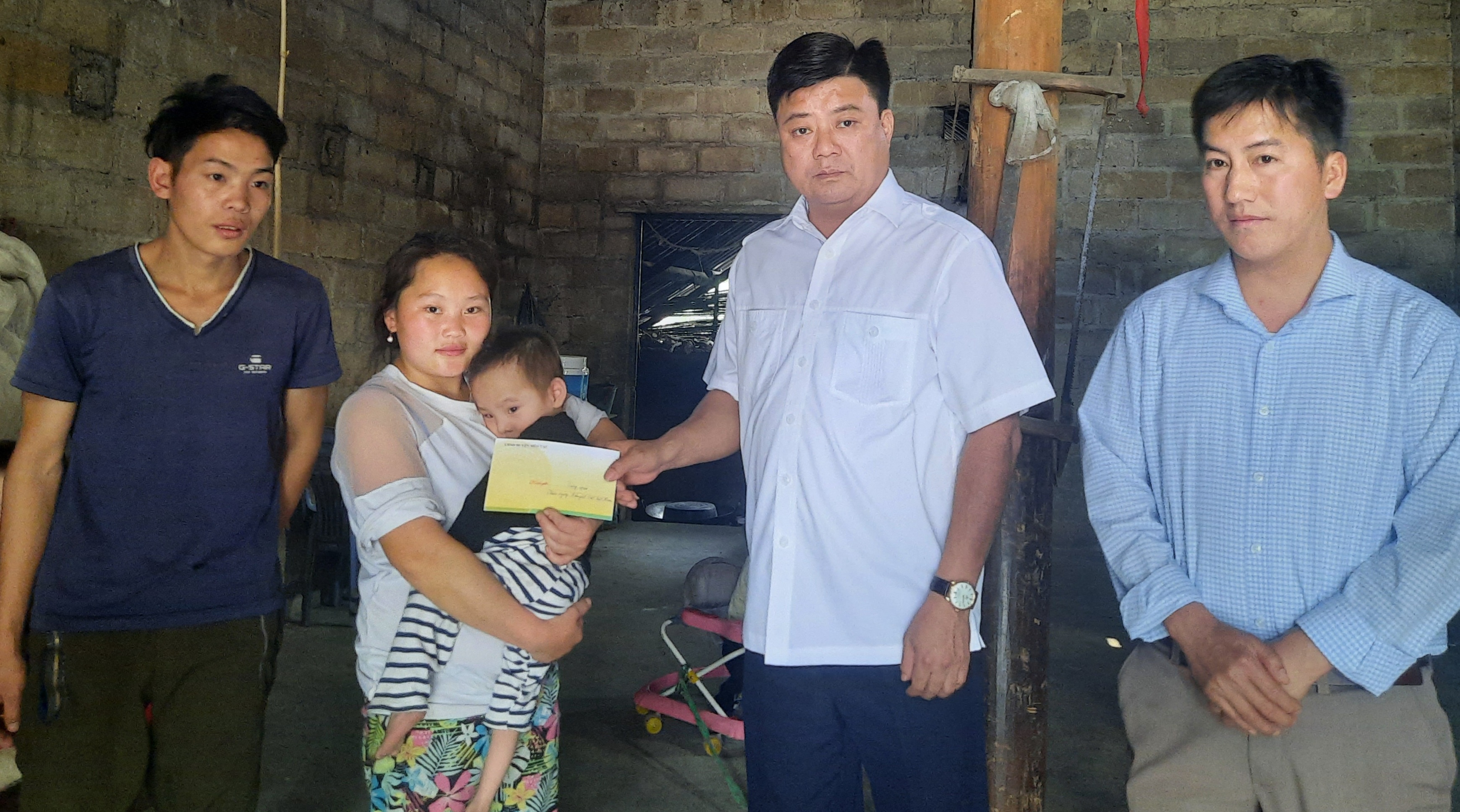 Lãnh đạo huyện Mèo Vạc thăm, tặng quà người khuyết tật