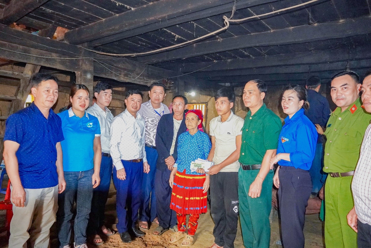 Lãnh đạo huyện Mèo Vạc thăm hộ gia đình quay lại làm bàn thờ Tổ tiên theo phong tục