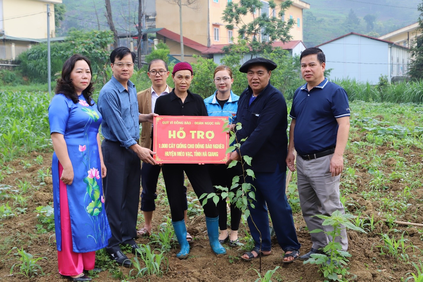 Chủ nhiệm UBKT Tỉnh ủy trồng cây tại huyện Mèo Vạc
