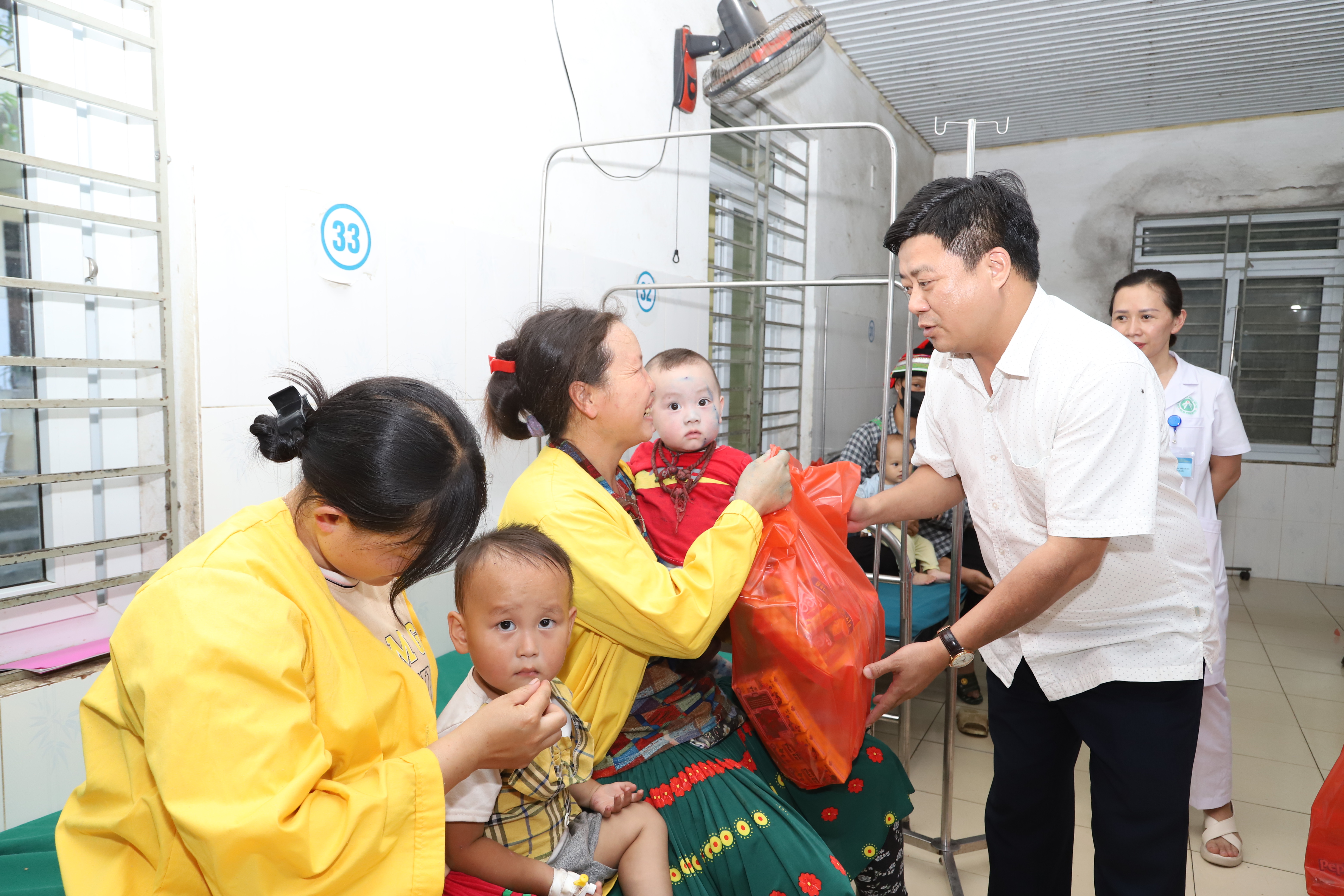 Lãnh đạo huyện Mèo Vạc thăm và tặng quà nhân Ngày Quốc tế thiếu nhi
