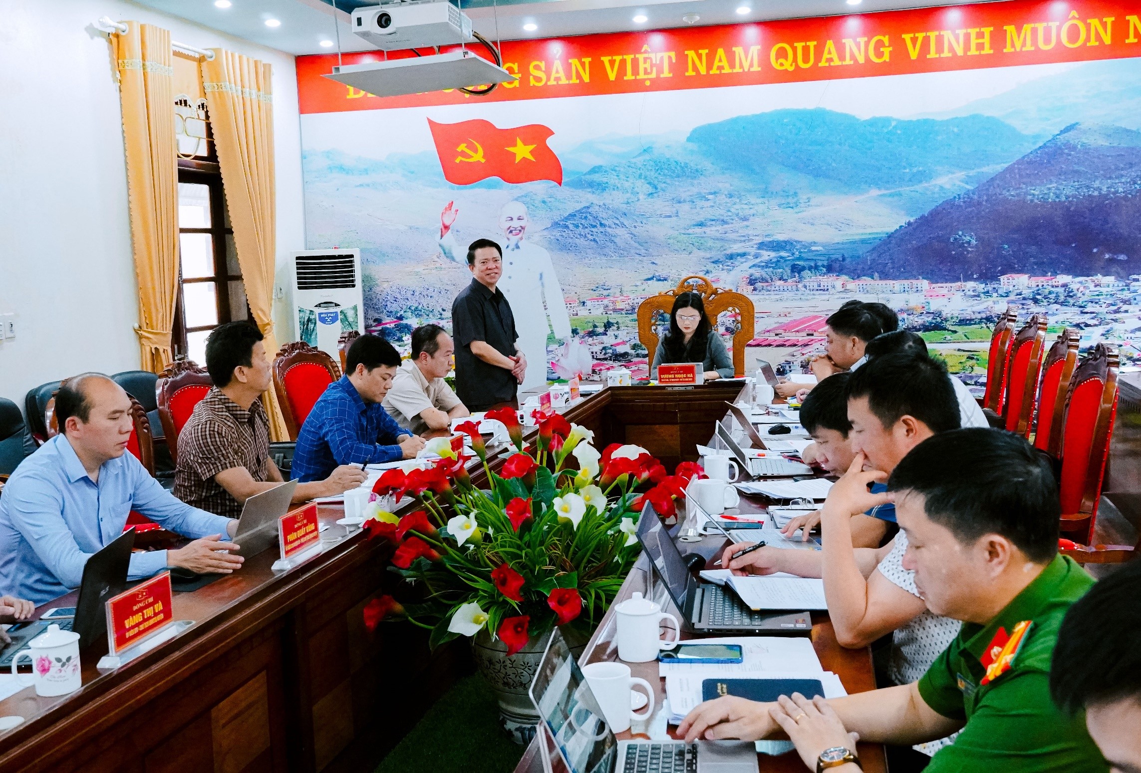 Trưởng ban Dân vận Tỉnh ủy Trần Mạnh Lợi dự phiên họp Ban thường vụ Huyện ủy Mèo Vạc