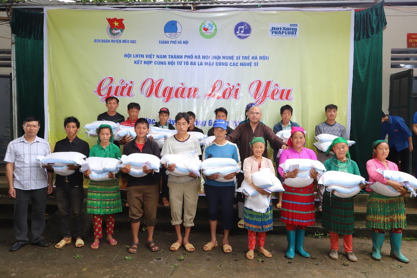 Hội nghệ sỹ trẻ Hà Nội trao quà cho hộ nghèo vùng cao