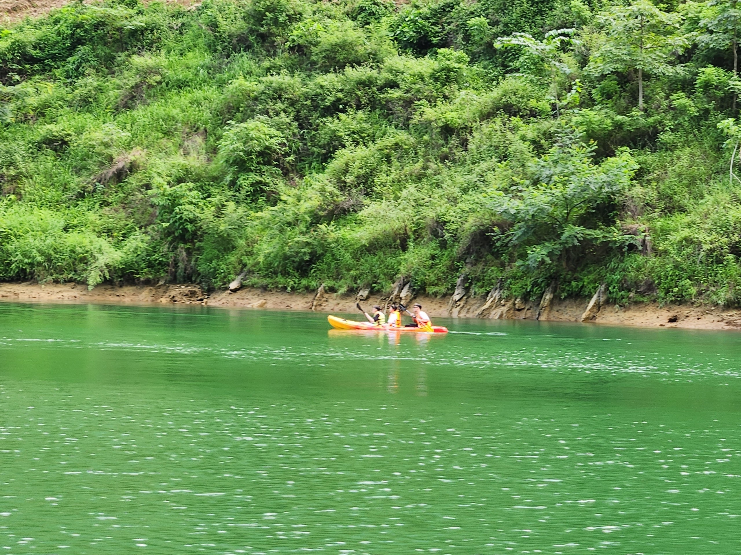 Mèo Vạc tăng cường quản lý khách tắm sông và chèo thuyền Kayak, Sup tại khu vực sông Nho Quế