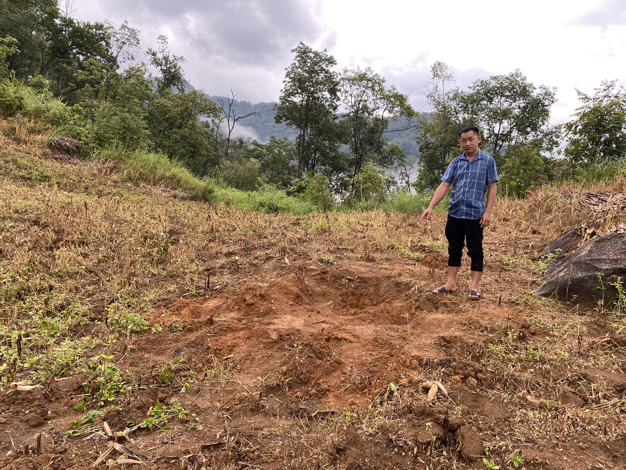 Nông dân xã Nậm Ban đi trồng ngô đào được chiếc trống đồng cổ